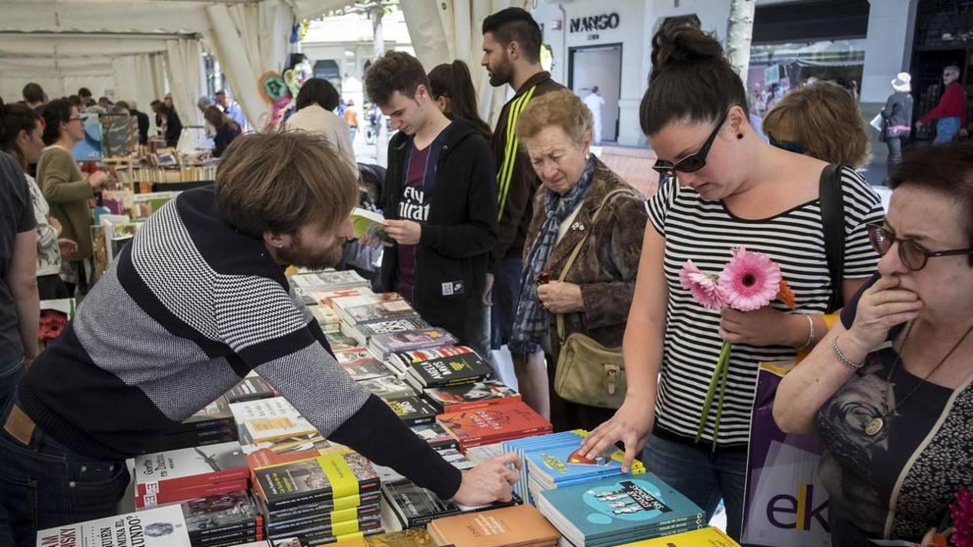 Numeroso puestos de librerías ofrecieron descuentos a los navarros en la Avenida Carlos III