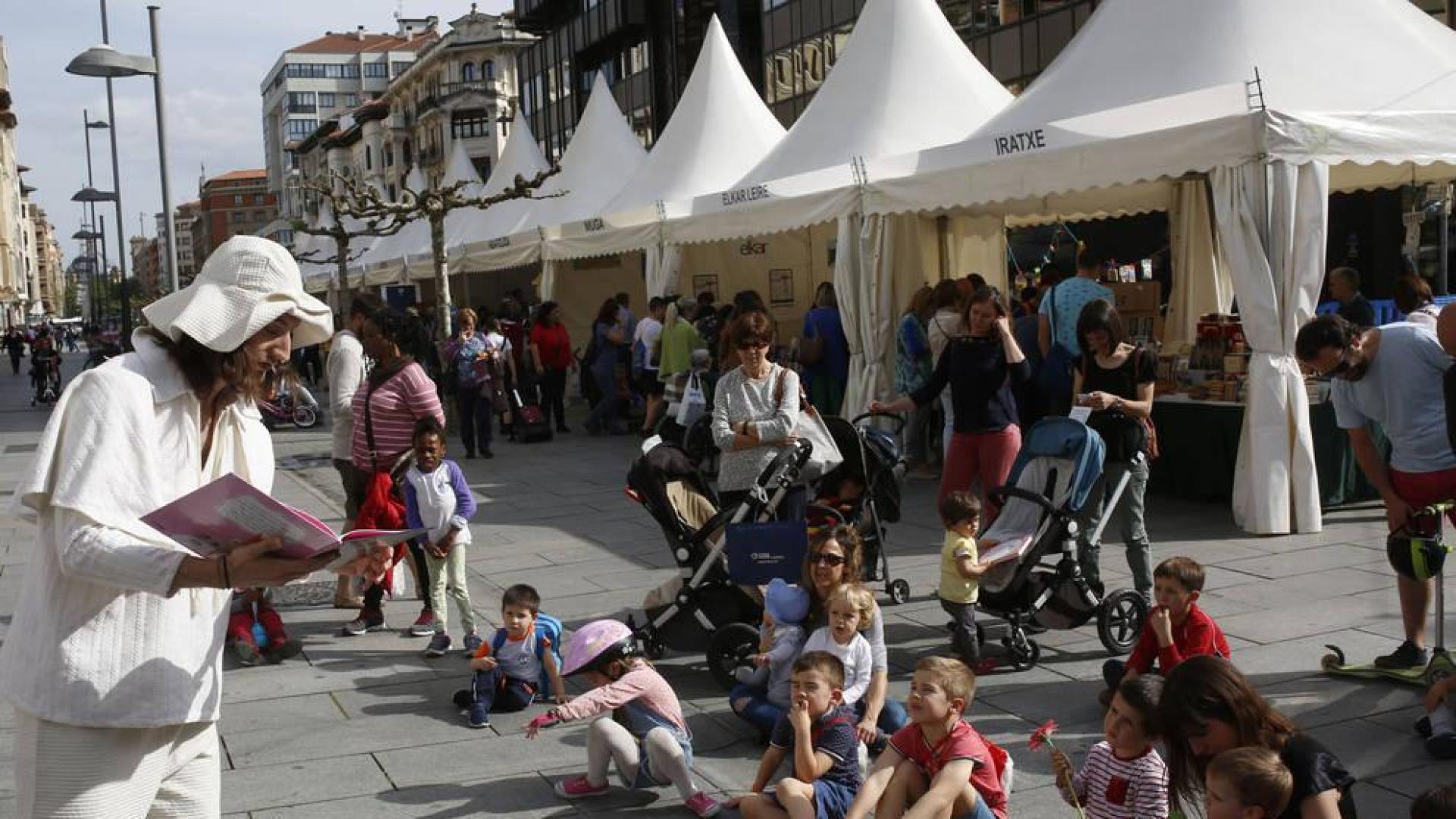 Quince librerías salieron a la calle en Pamplona para vender libros y regalar flores