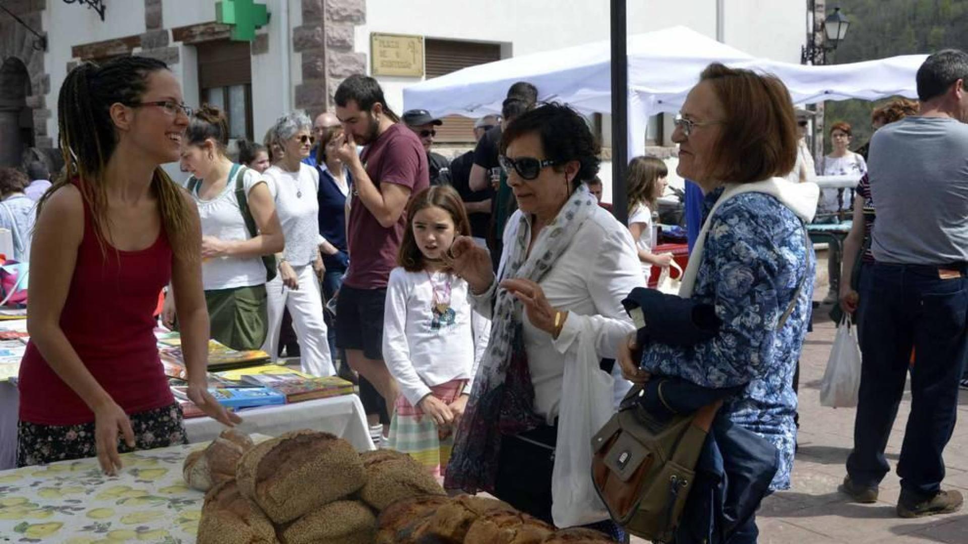 Imágenes del V Mercado de Productores y Encuentro de Promotores del Pirineo celebrado este domingo en Valcarlos.