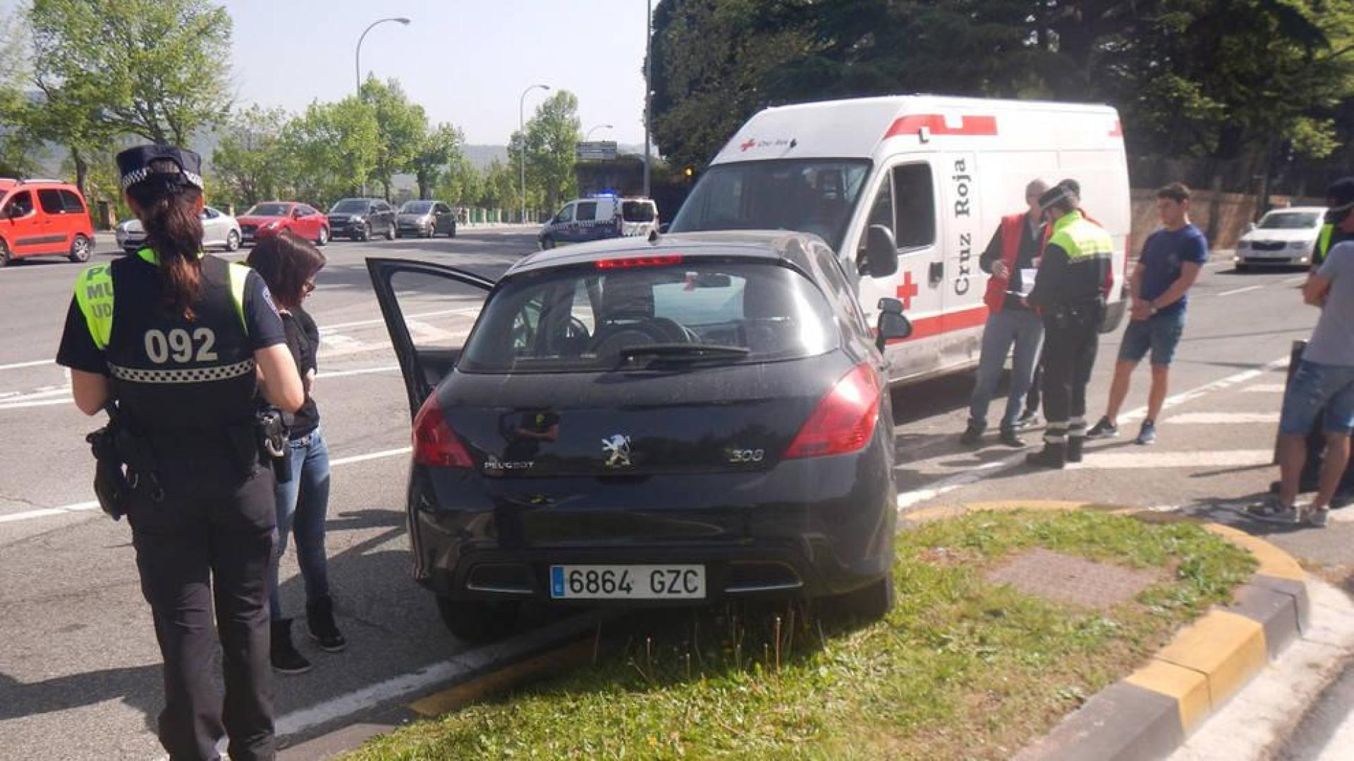 Aparatoso choque sin heridos entre un coche y una ambulancia en Pamplona
