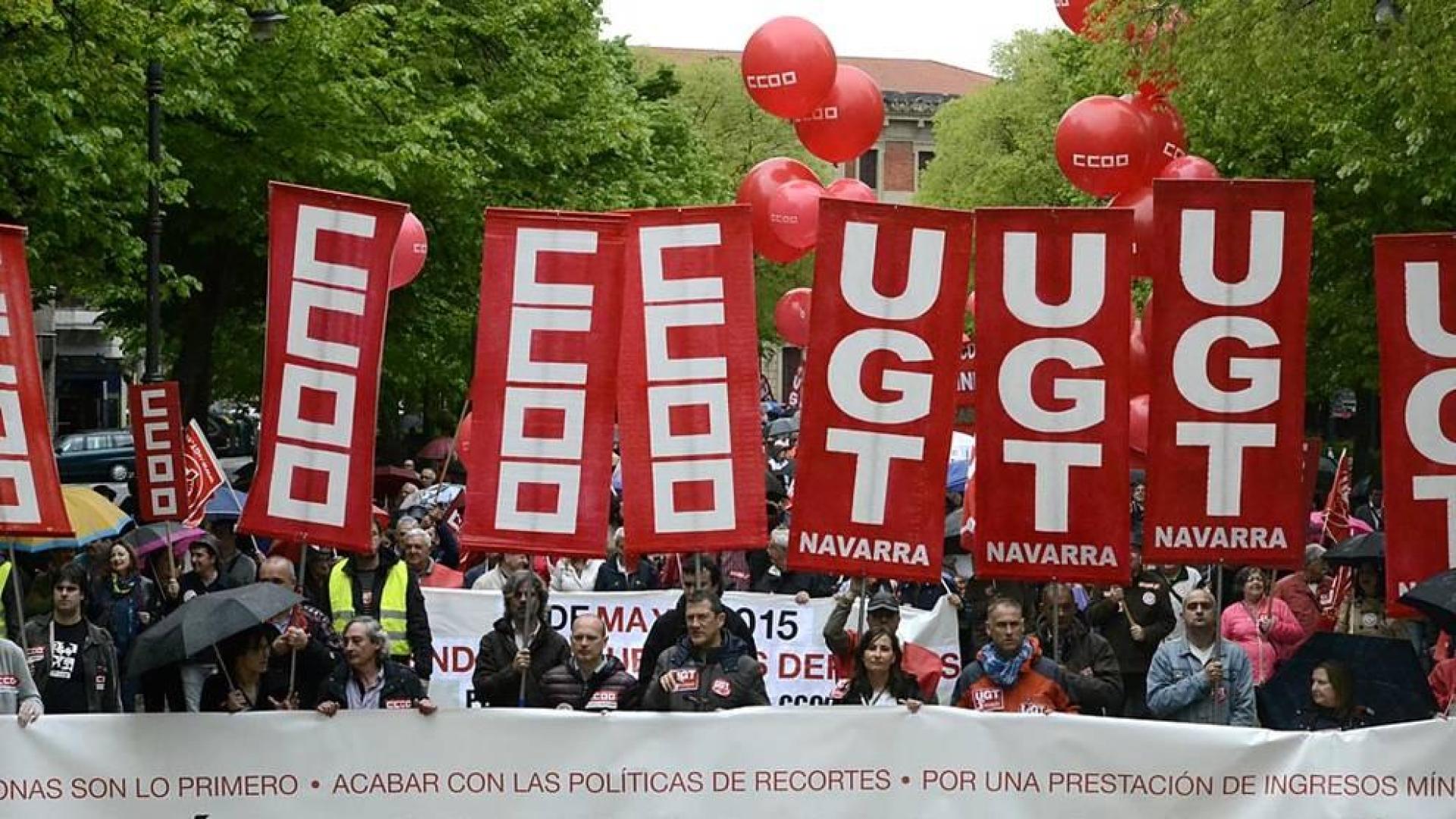 Miles de personas, convocadas por UGT y CCOO de Navarra, se han manifestado en Pamplona este viernes, Día Internacional del Trabajo, para reivindicar un cambio "radical" de las políticas económicas actual.