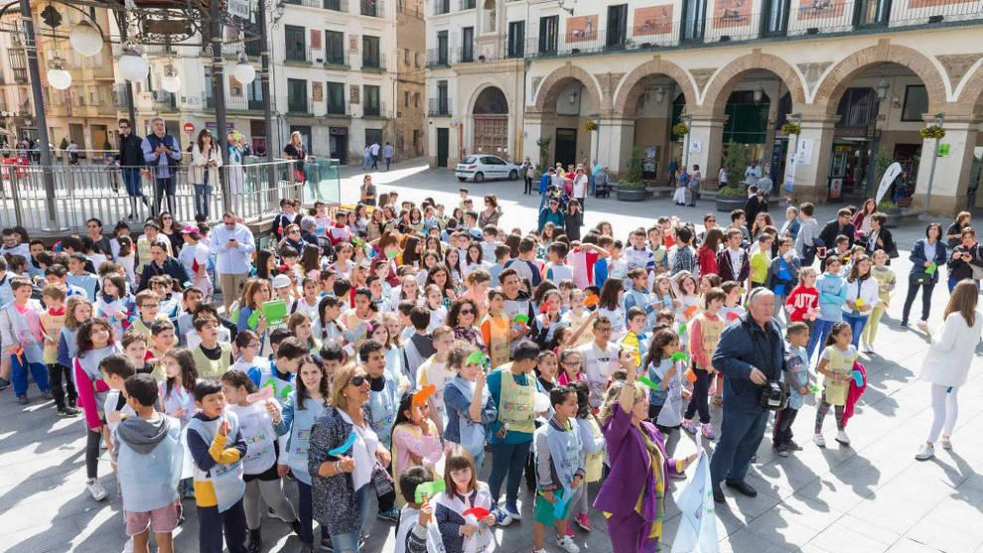 Alumnos y docentes se manifiestan por el derecho mundial a la educación