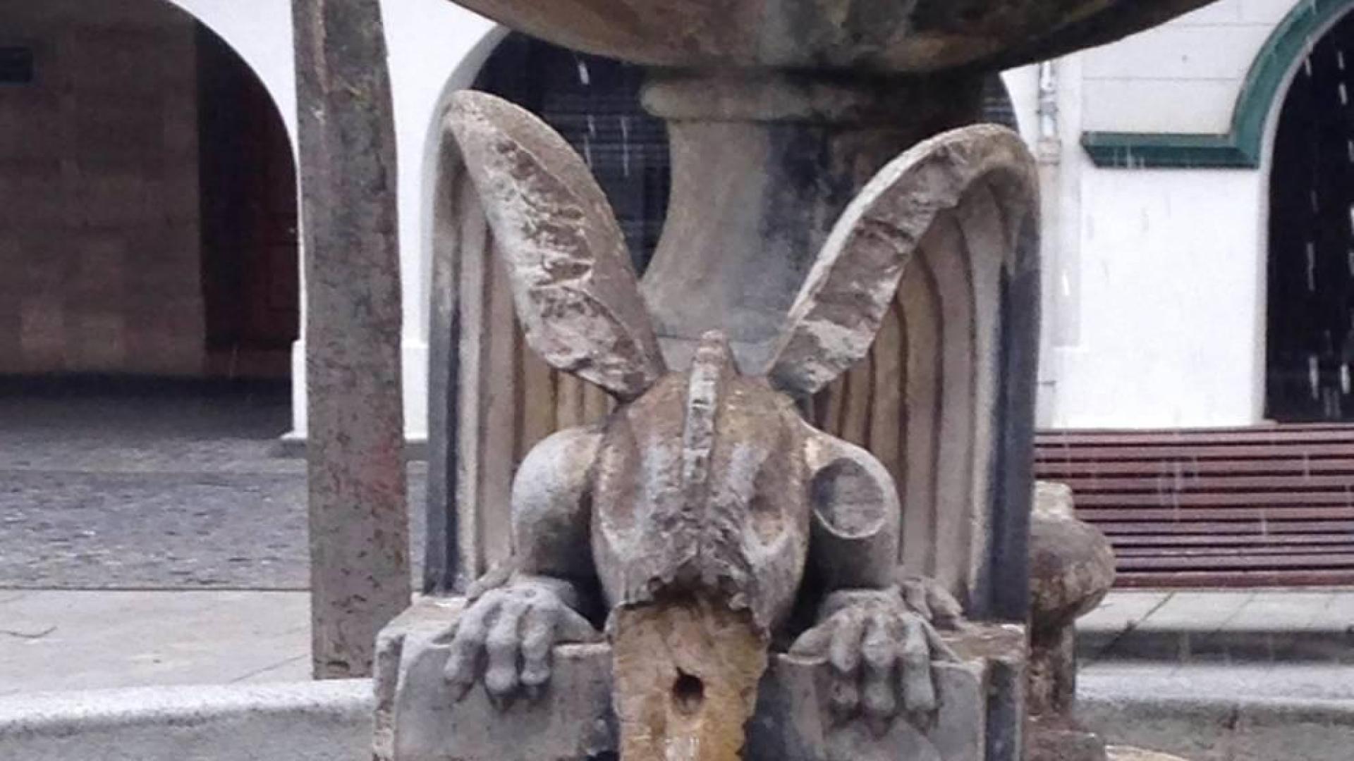 Se repiten las quejas por la fuente de la plaza de Santiago