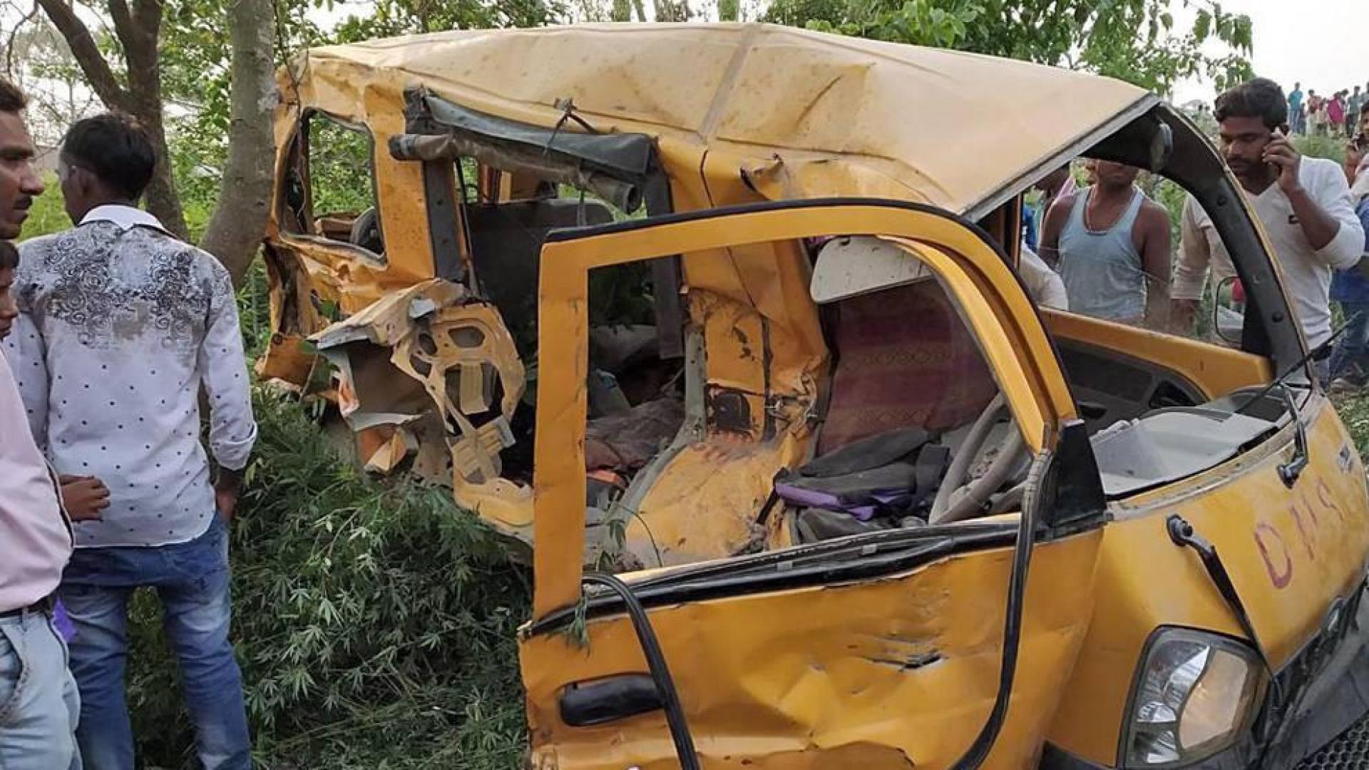 Al menos 13 niños muertos al chocar un autobús escolar y un tren en la India
