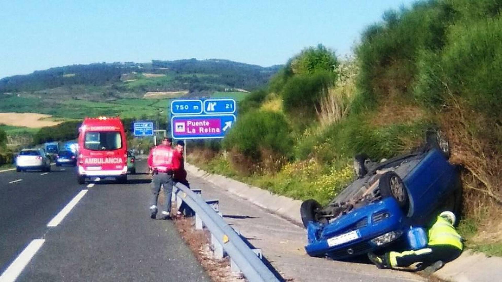 Herido tras volcar su vehículo en la A-12 a la altura de Puente la Reina