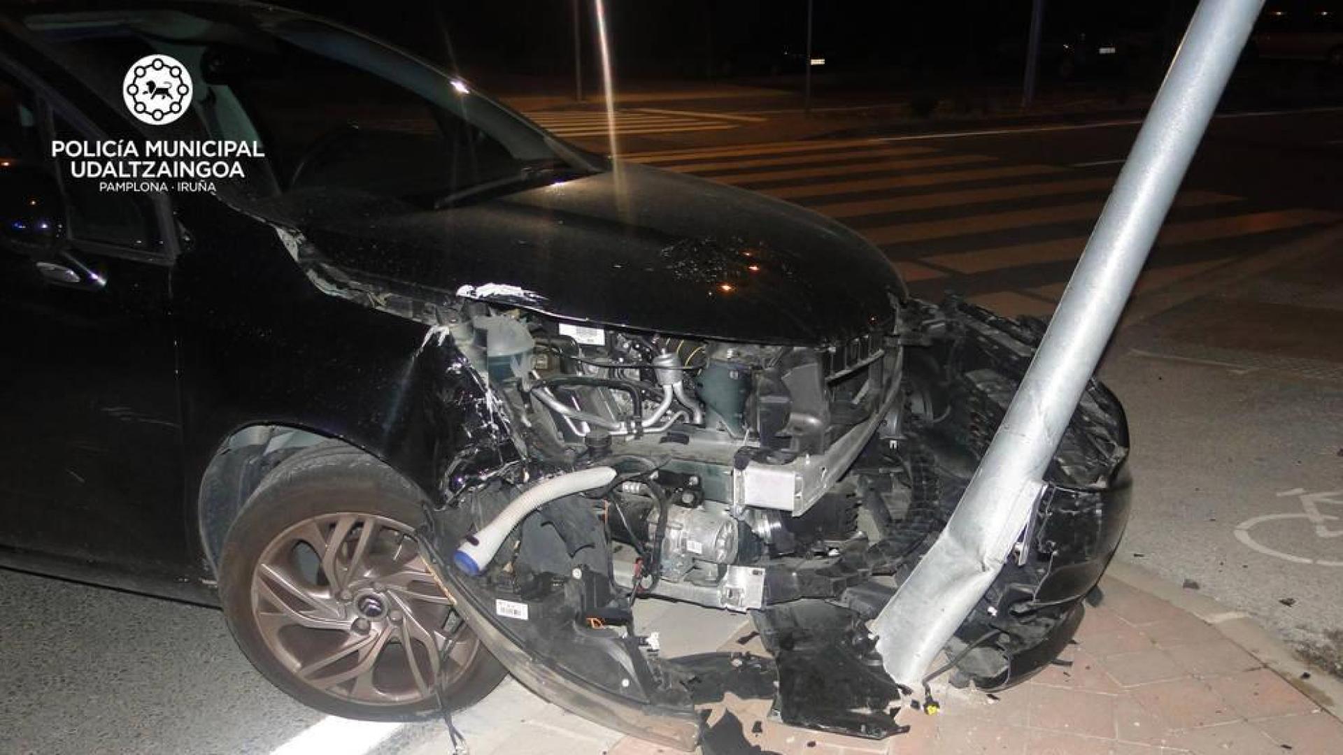 Choca su coche contra una farola en Pamplona y da positivo en alcohol