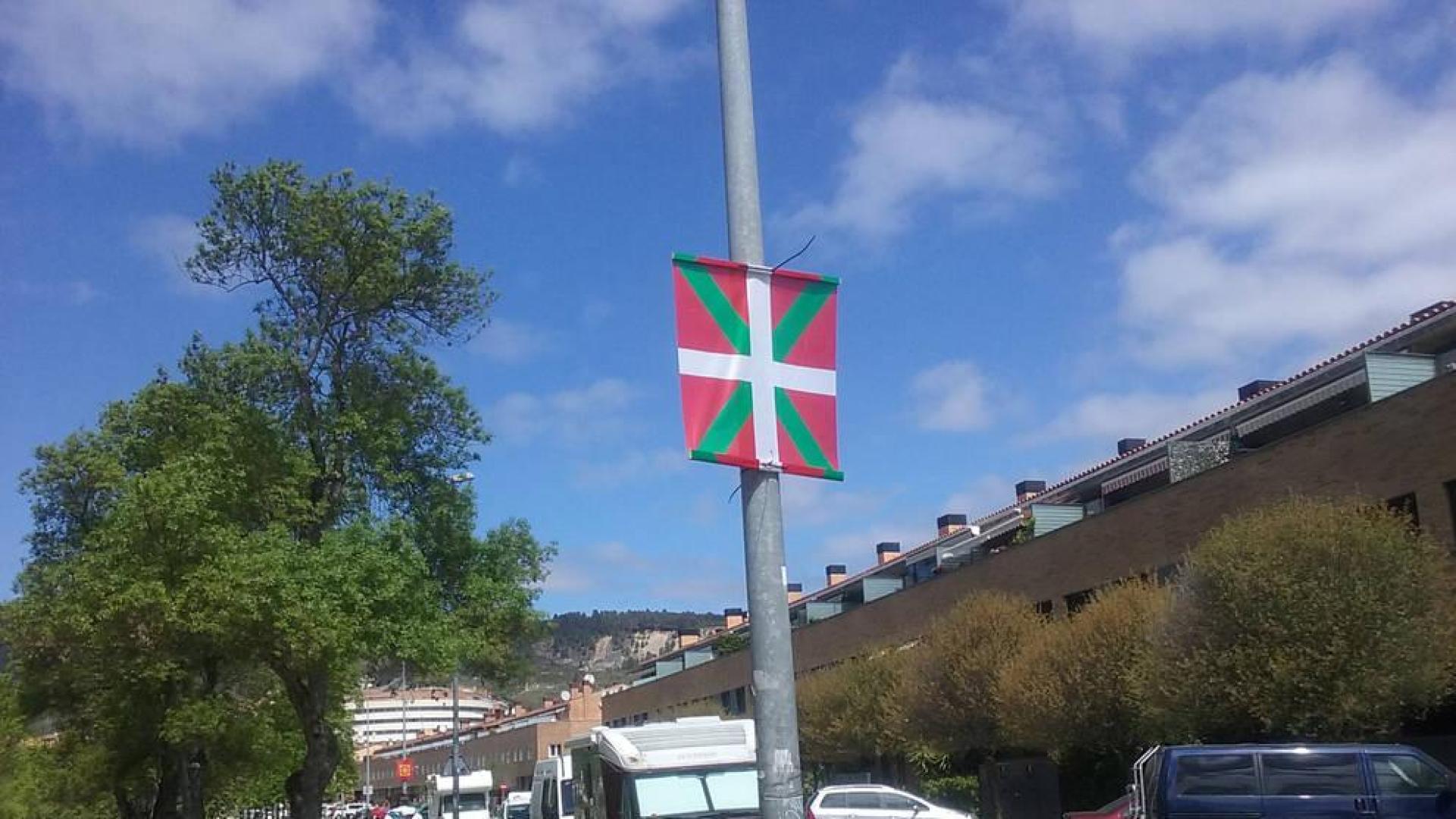 El PPN exige al Ayuntamiento que retire las ikurriñas de las calles de la Txantrea