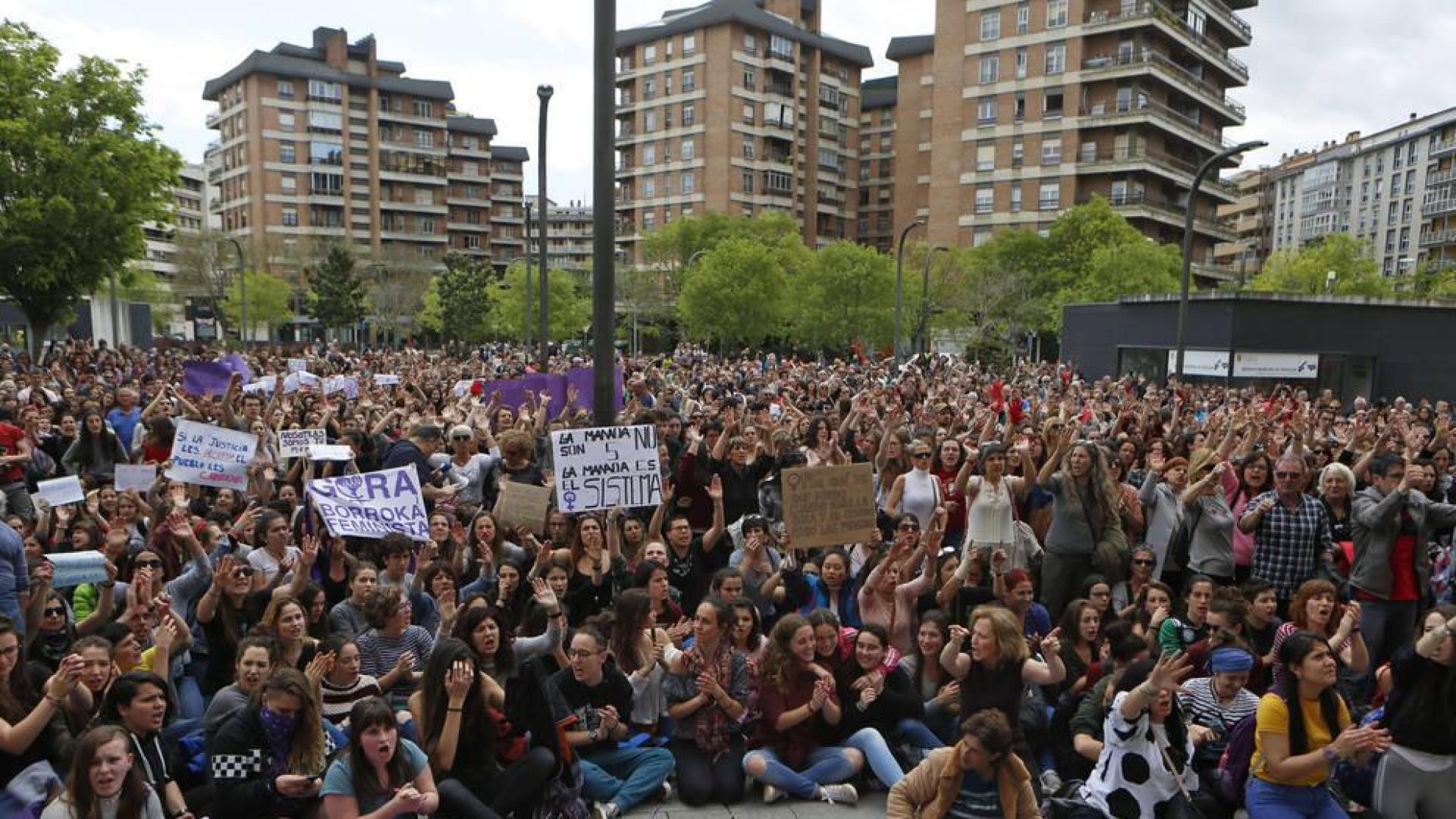 Las horas no aplacan el clamor social contra la sentencia de 'La Manada'