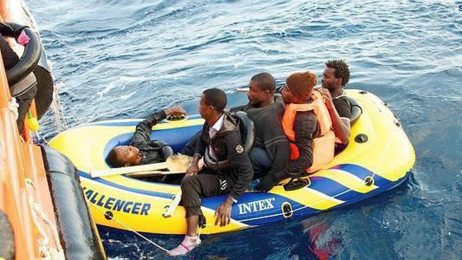 Rescatan en el Estrecho a cinco inmigrantes en una lancha de juguete