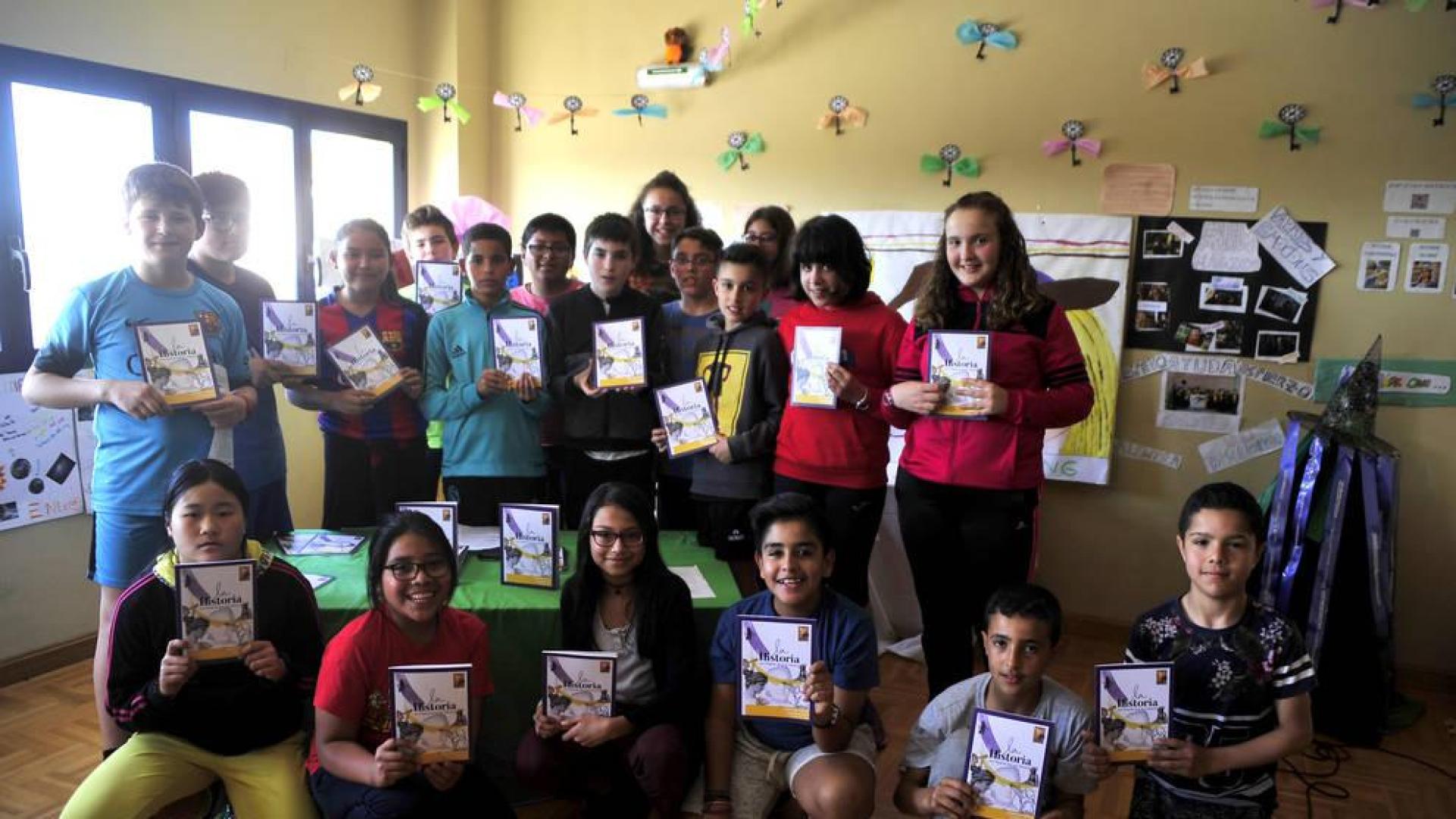 Escolares de Caparroso reflejan en un libro el papel de la mujer en la historia