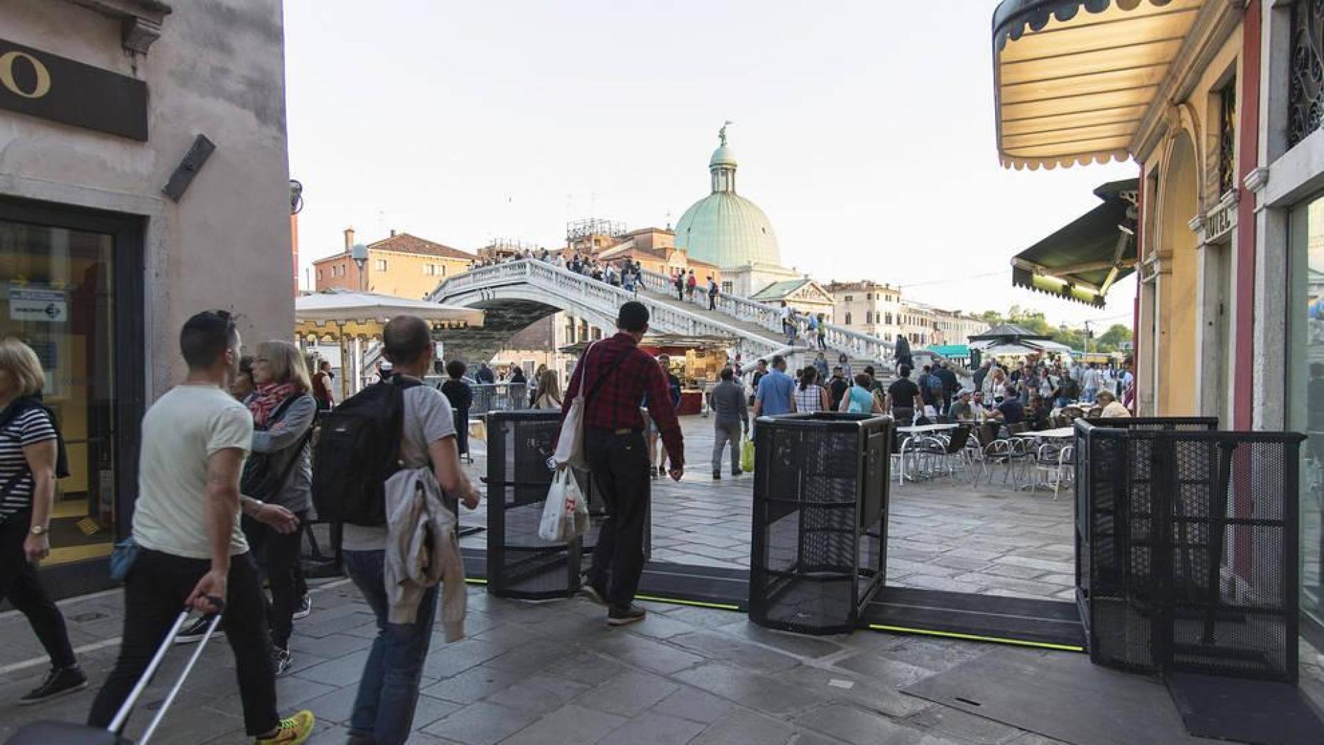 Los tornos, solución contra la avalancha de turistas en Venecia