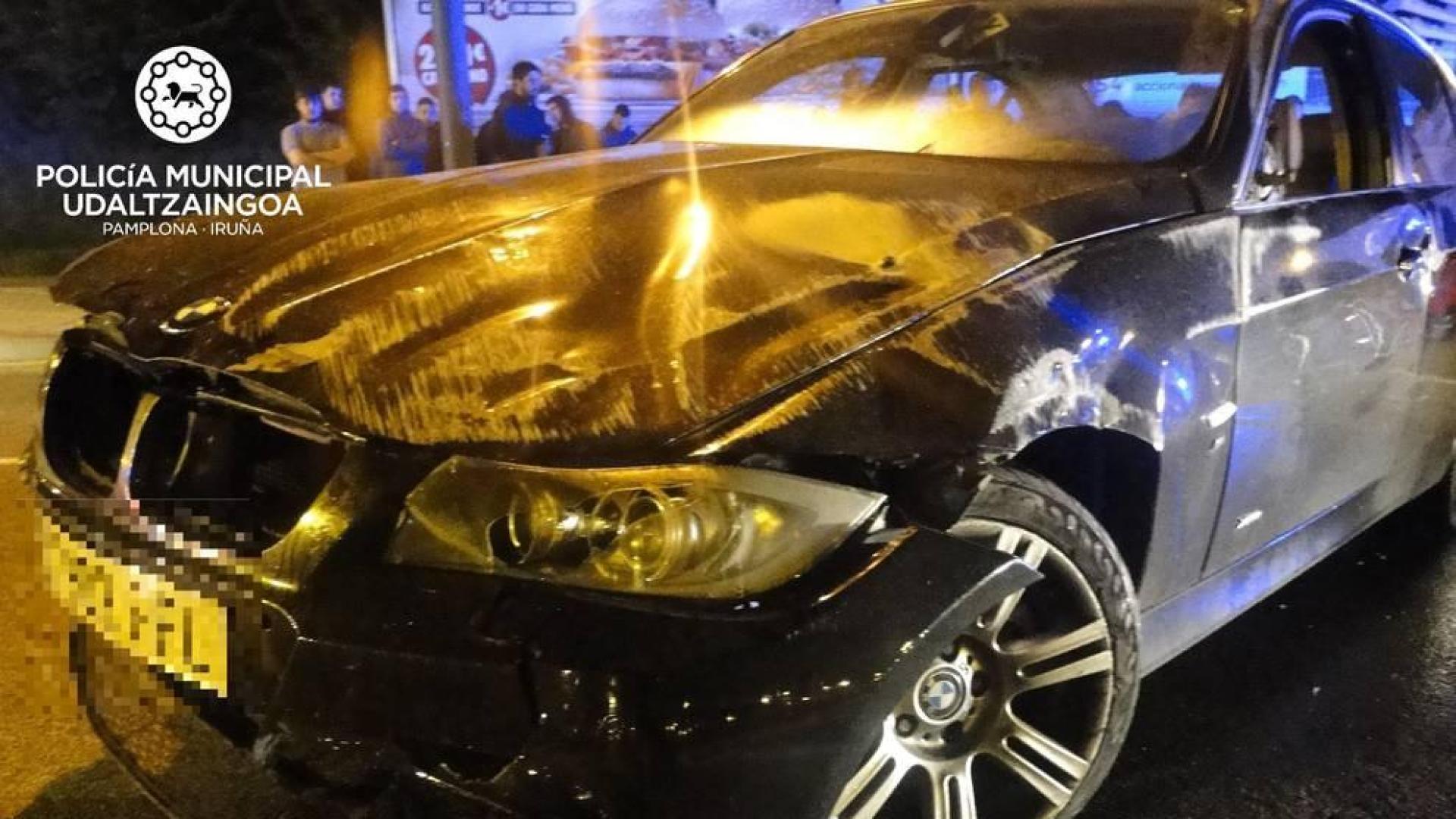 Aparatoso accidente sin heridos en la glorieta de la calle Tajonar
