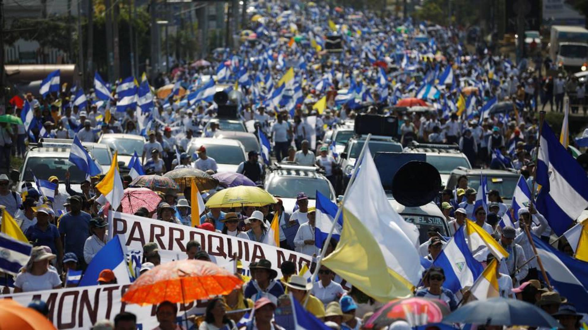 Miles de nicaragüenses protestan en las calles contra la represión policial