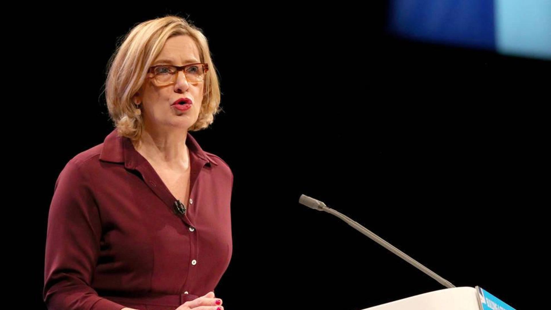 Dimite la ministra del Interior británica por plantear cuotas de deportación de extranjeros