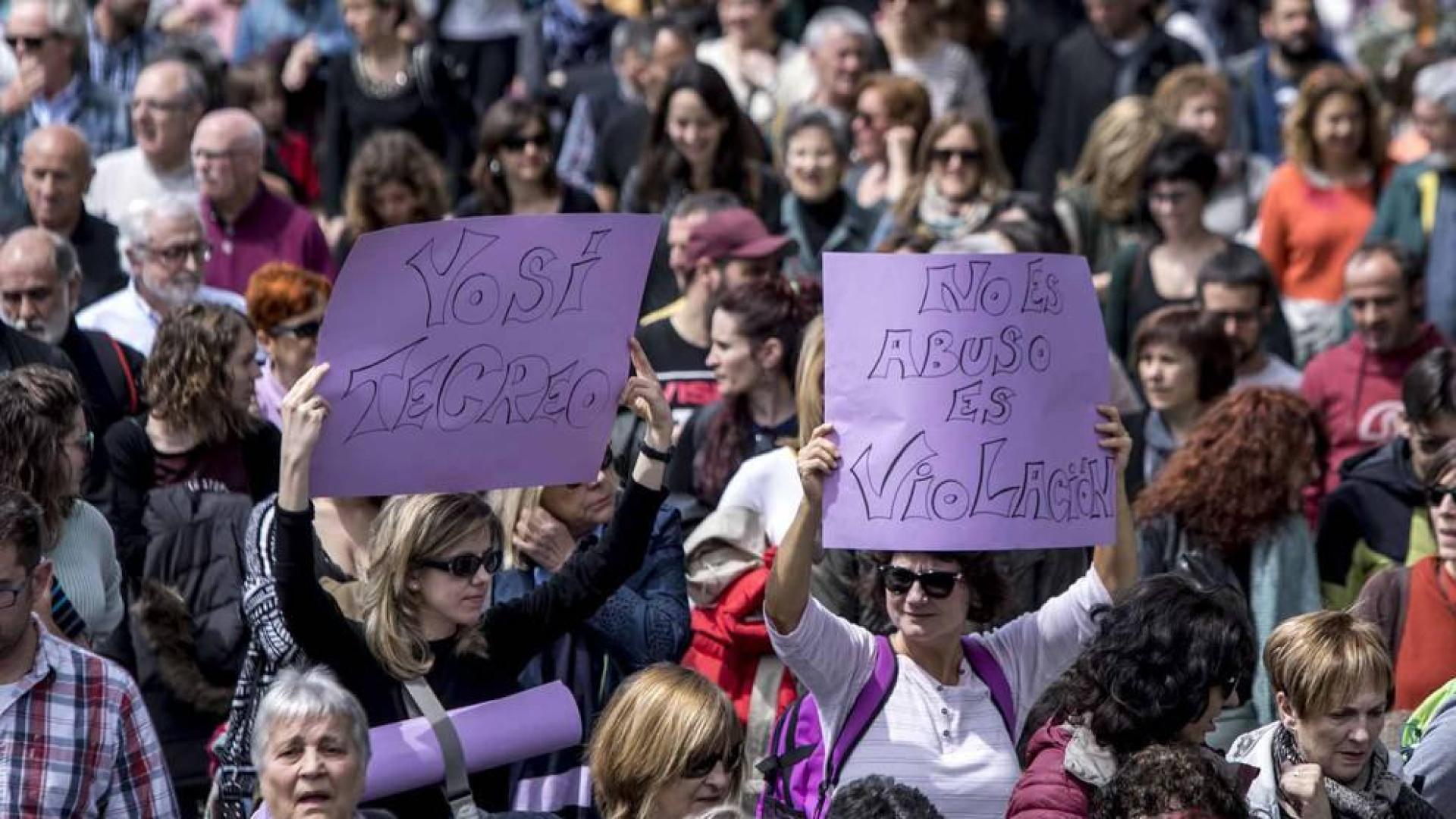 La manifestación ha comenzado a las 12.30 horas en el Palacio de Justicia y la marcha se dirige a la Plaza del Castillo