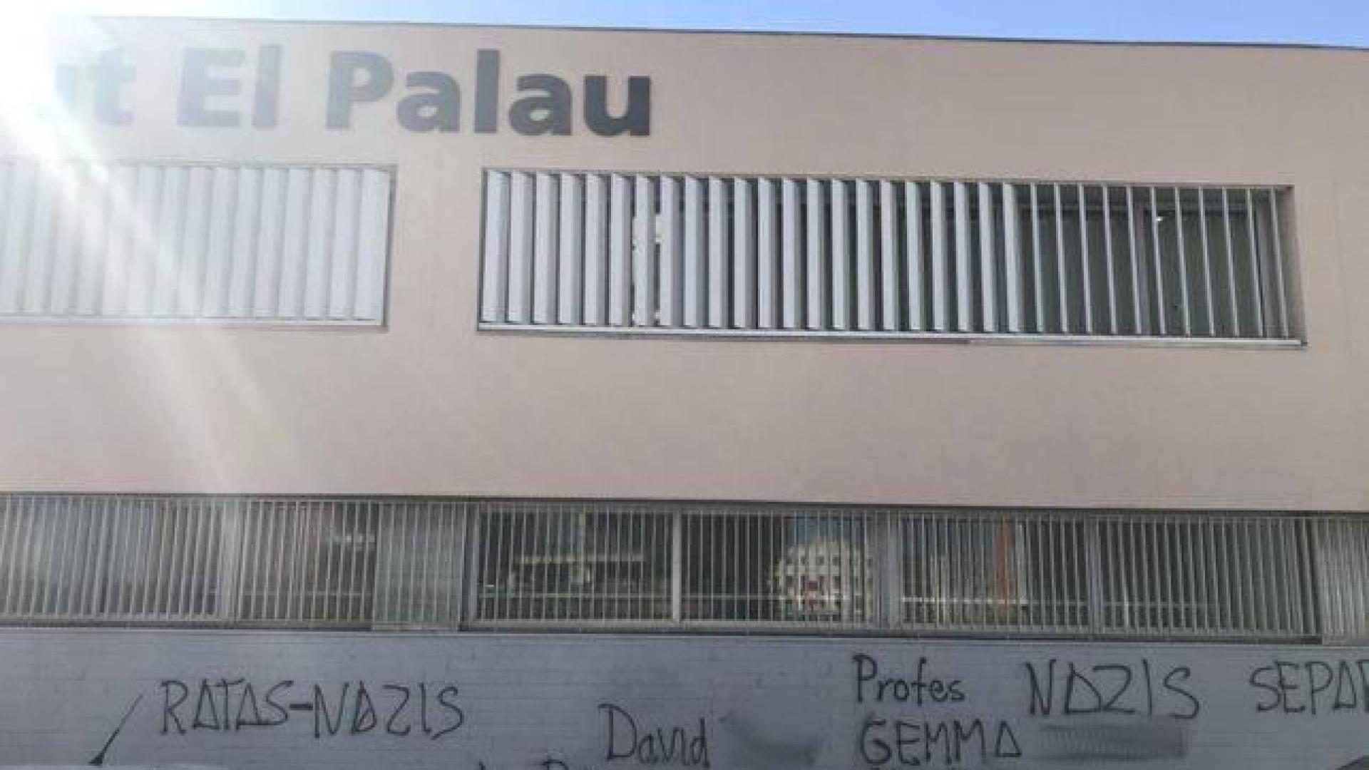 Aparecen pintadas contra los profesores catalanes denunciados por la Fiscalía