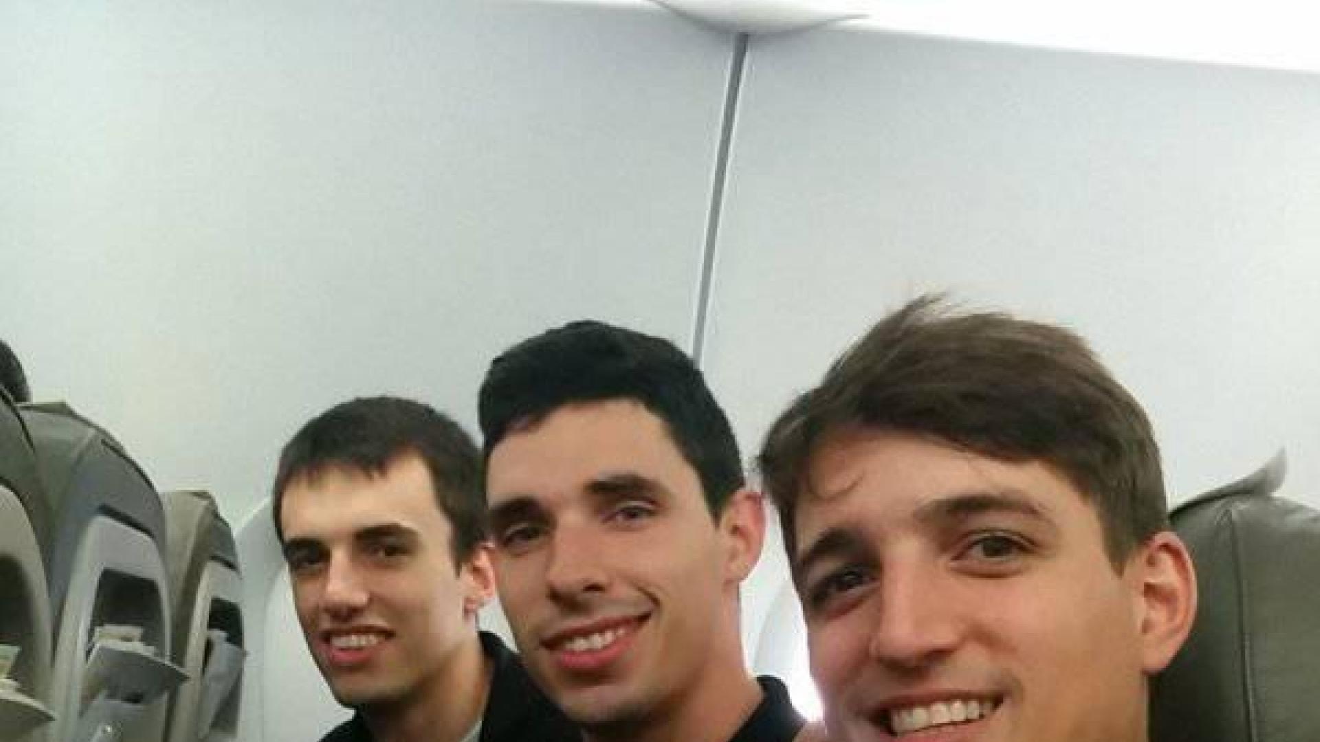 Álvaro Gastón, Xabier Etxeberria y Carlos Chocarro, en el avión.