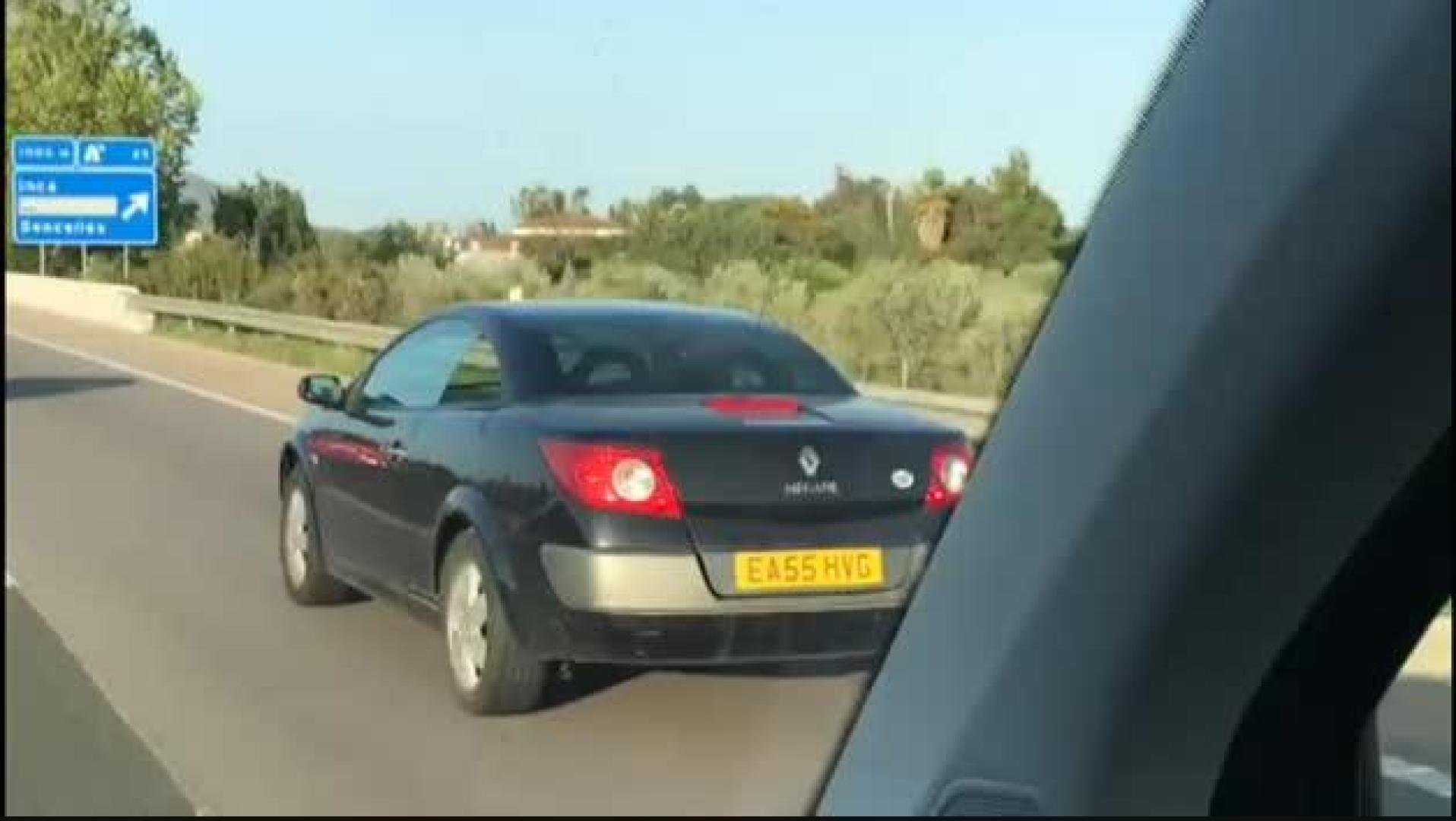 Un conductor tocando la guitarra al volante en Mallorca