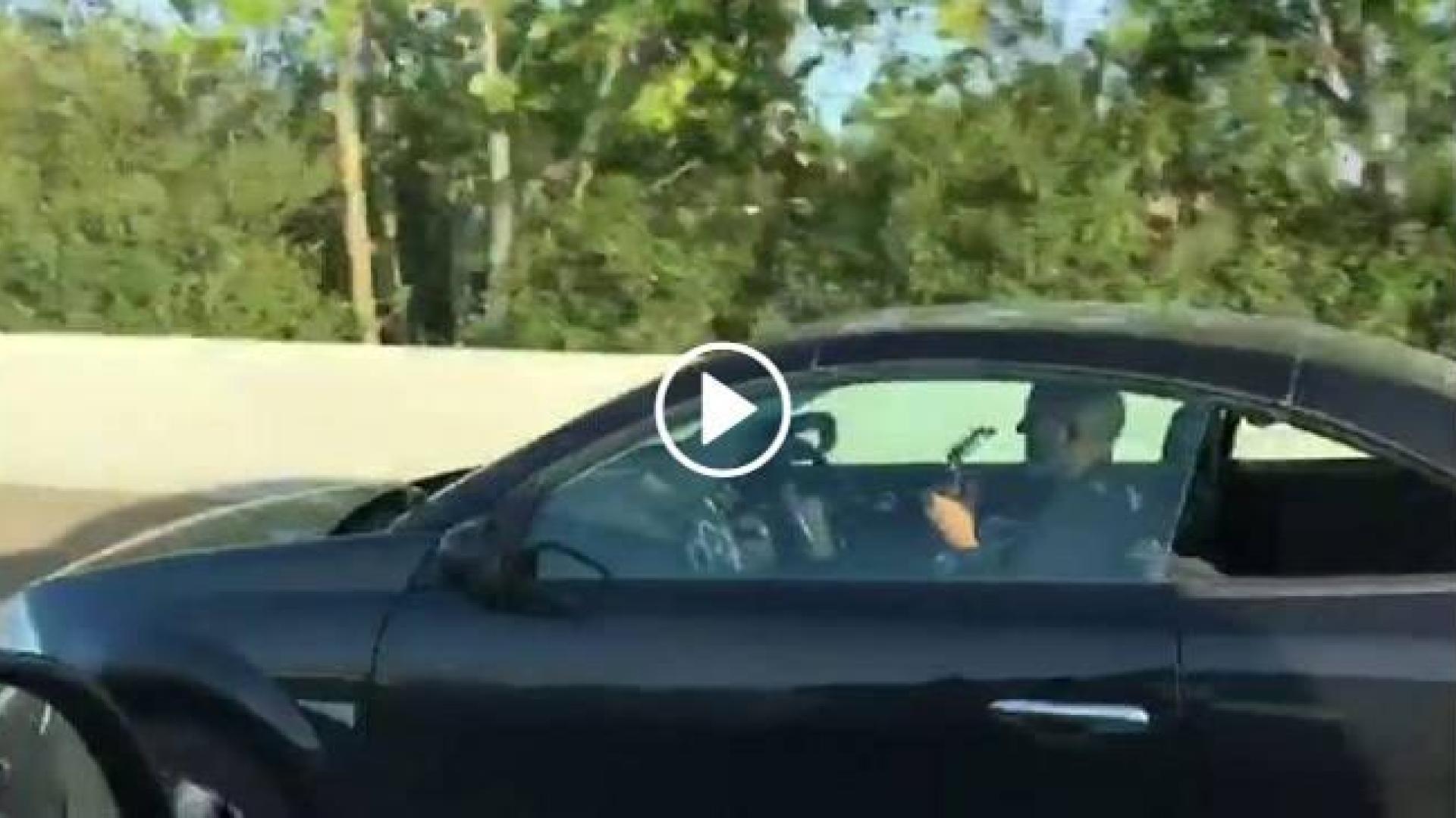 Graban a un conductor tocando la guitarra al volante en Mallorca