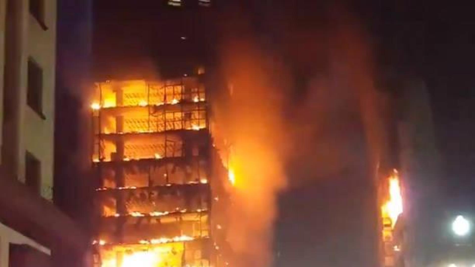 Al menos un muerto en el derrumbe de un edificio incendiado en Sao Paulo