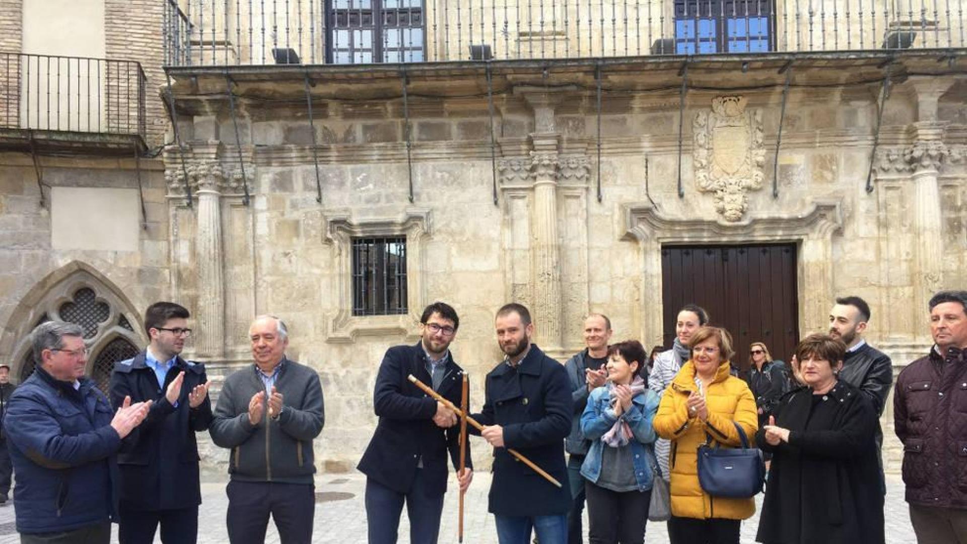 Villatuerta y Estella llevan a San Pedro su cambio de varas