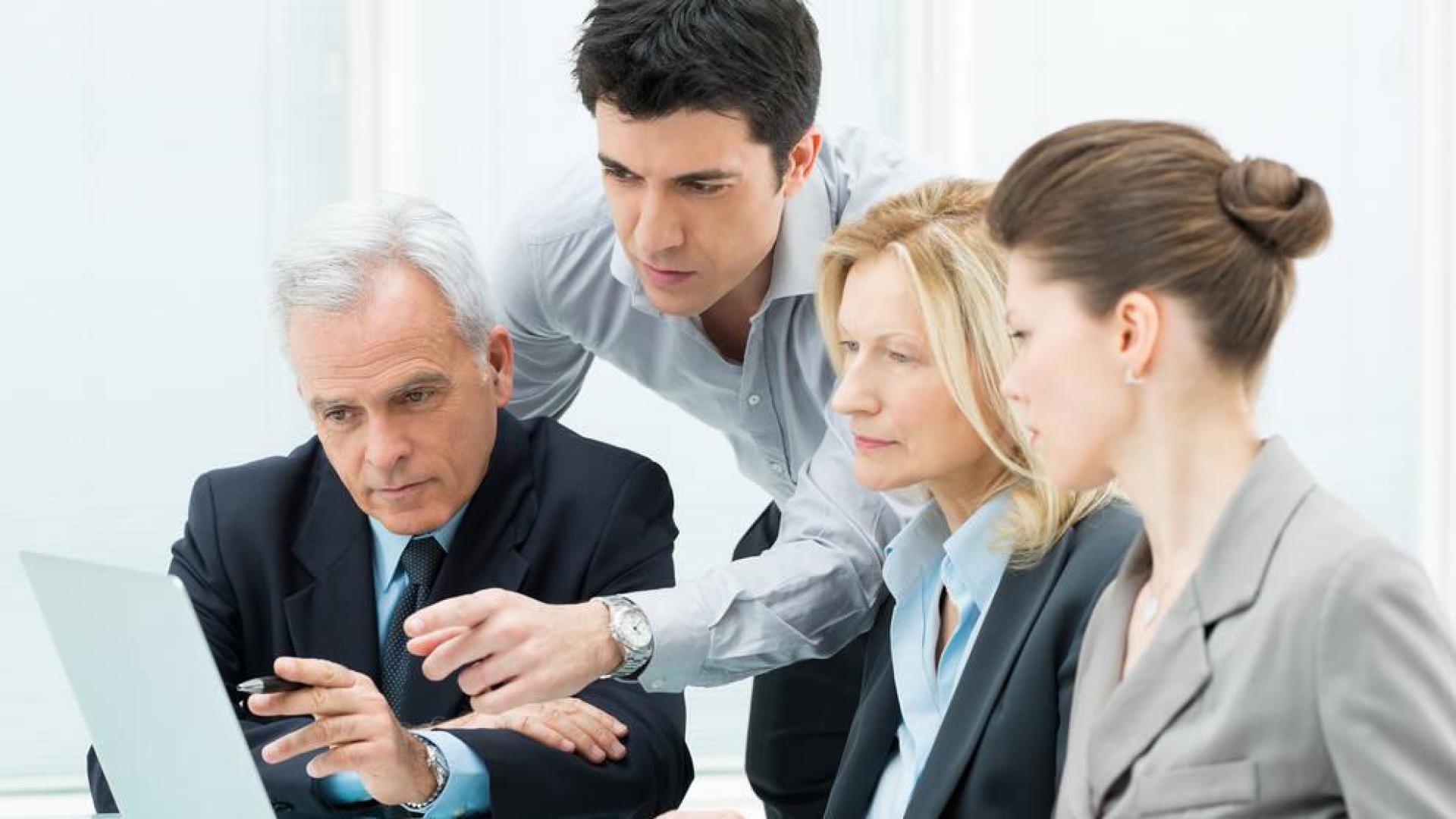 El rendimiento de las personas mejora si hay alguien mirando