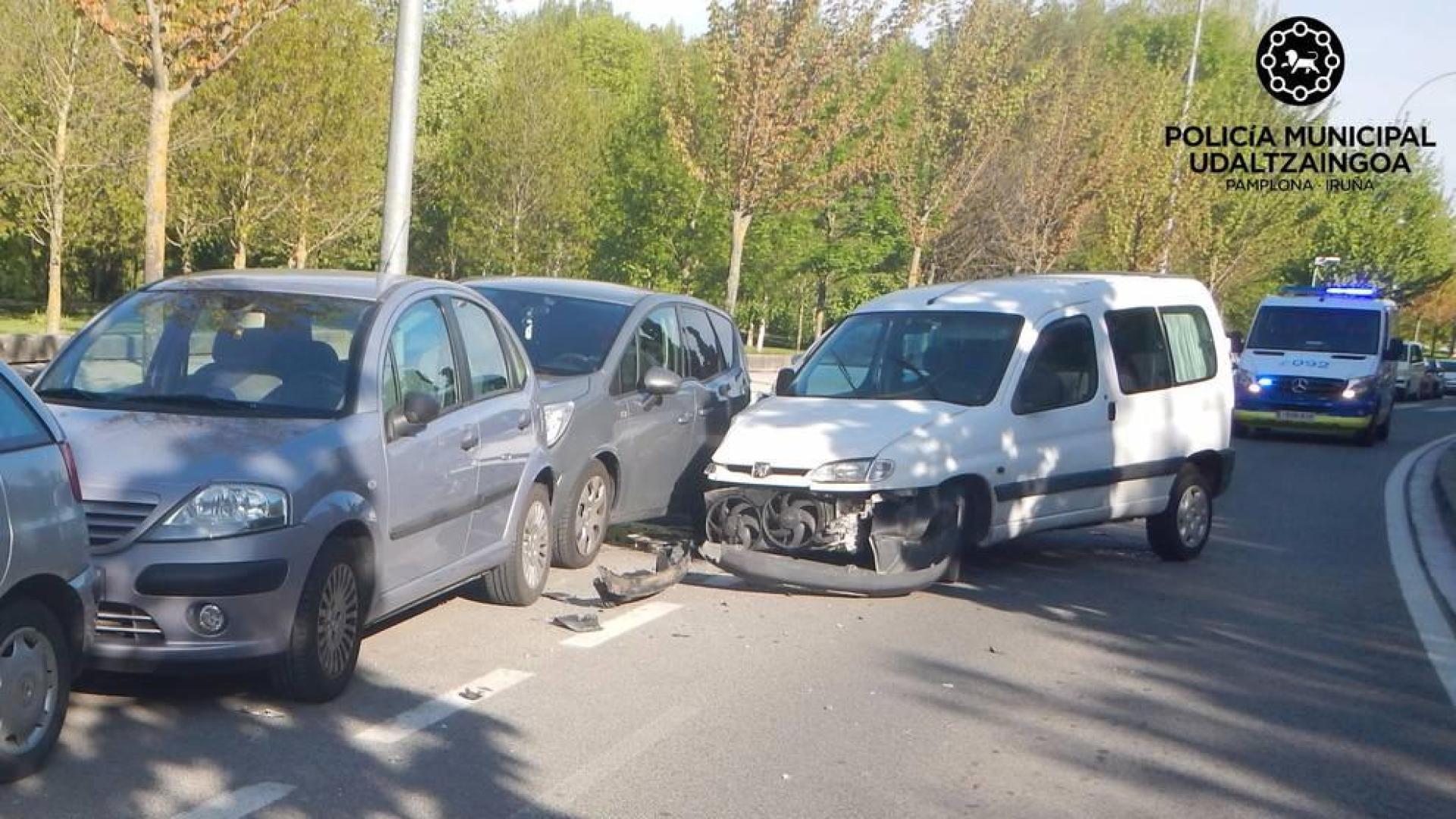 Un conductor choca contra tres vehículos estacionados en la Rochapea