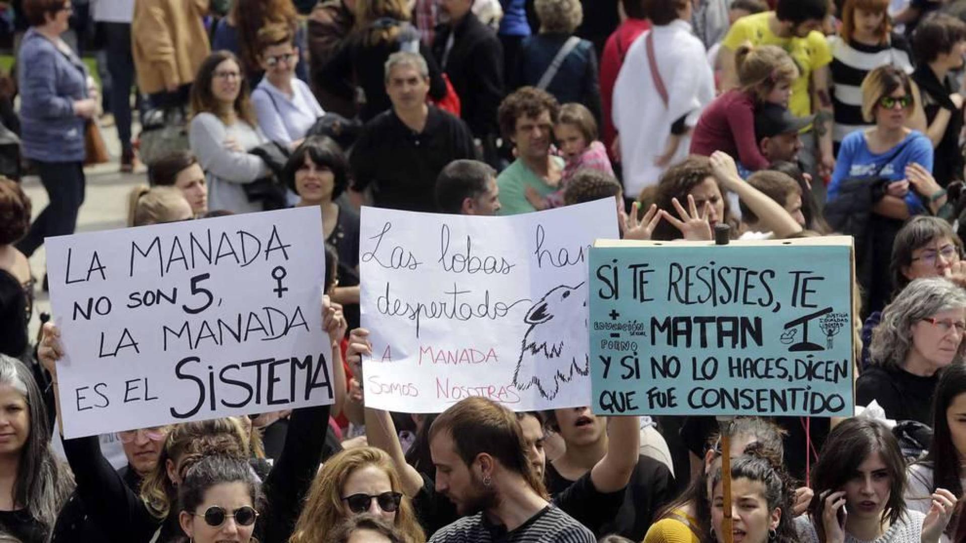 La manifestación ha comenzado a las 12.30 horas en el Palacio de Justicia y la marcha se dirige a la Plaza del Castillo