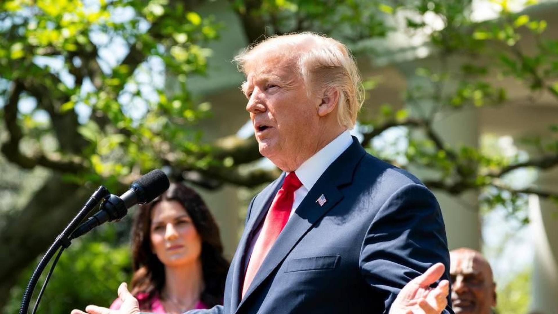 Trump reconoce que el pago a la actriz Stormy Daniels salió de sus bolsillos