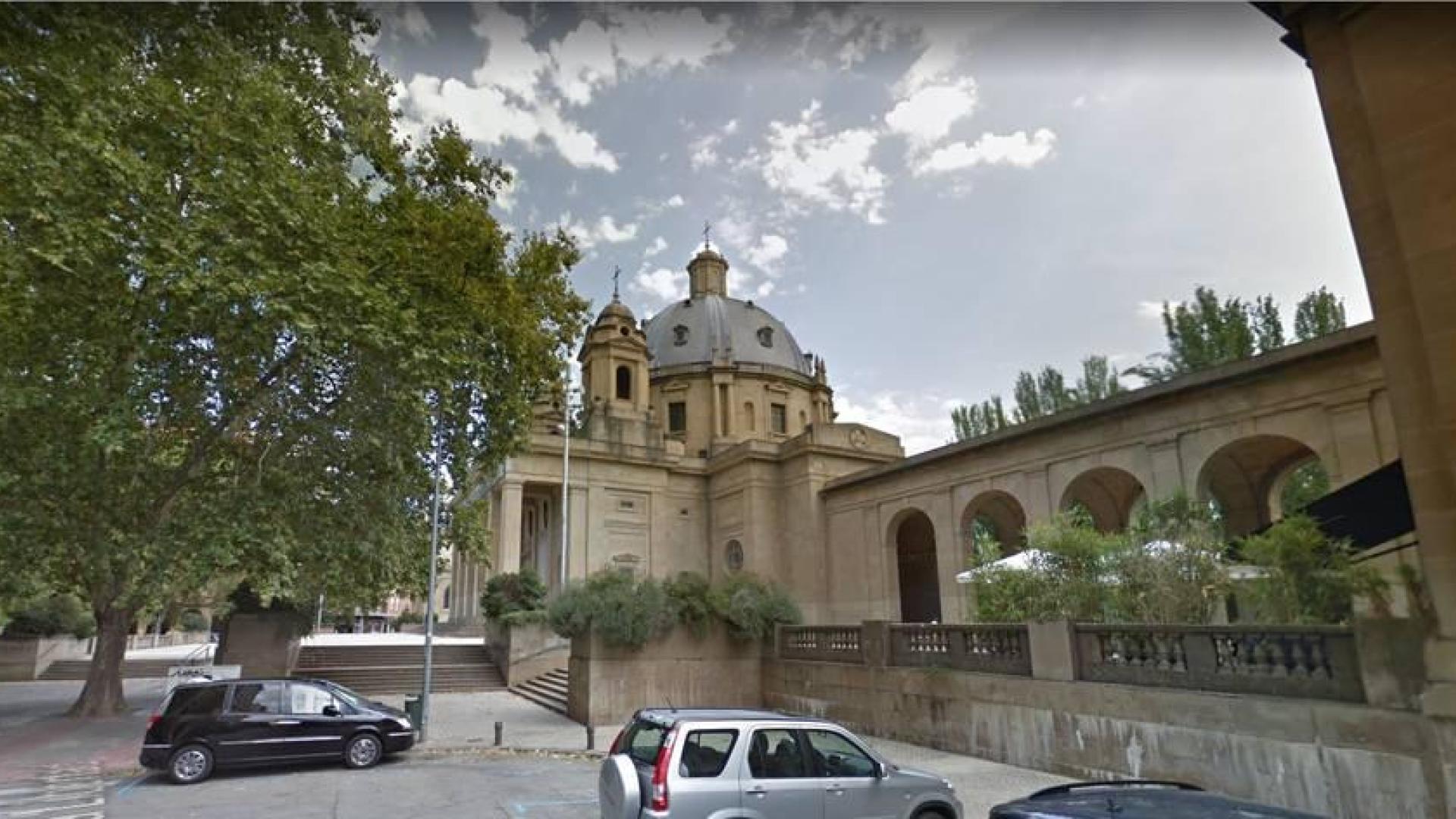 Viandante lesionado al ser golpeado por una valla tirada por el viento en Pamplona