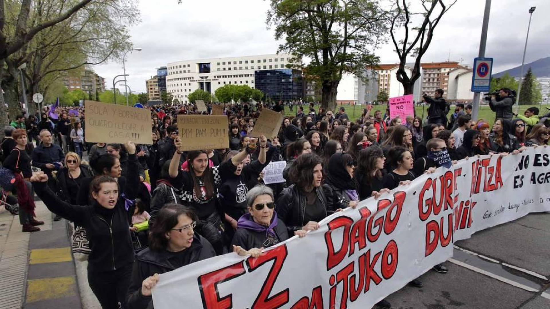 La manifestación ha comenzado a las 12.30 horas en el Palacio de Justicia y la marcha se dirige a la Plaza del Castillo