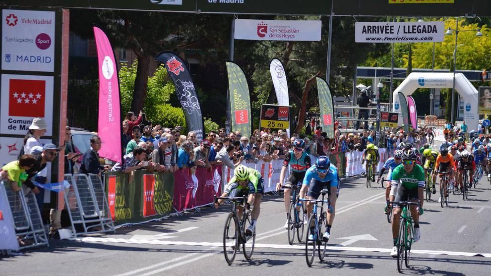 Nelson Soto (Caja Rural) se lleva la segunda etapa de la Vuelta a Madrid en un reñido sprint
