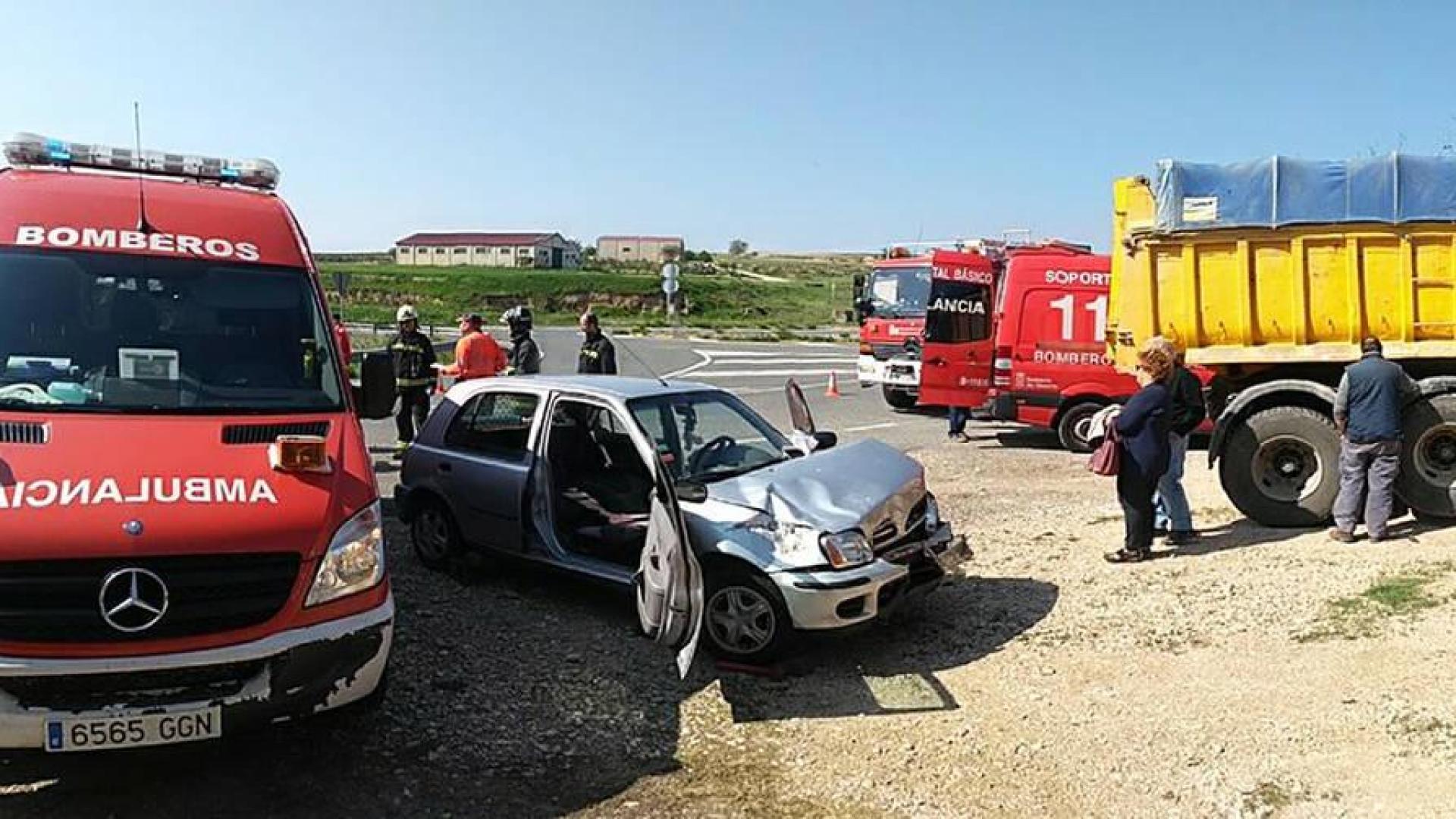 Dos heridas tras colisionar contra un camión en Cárcar