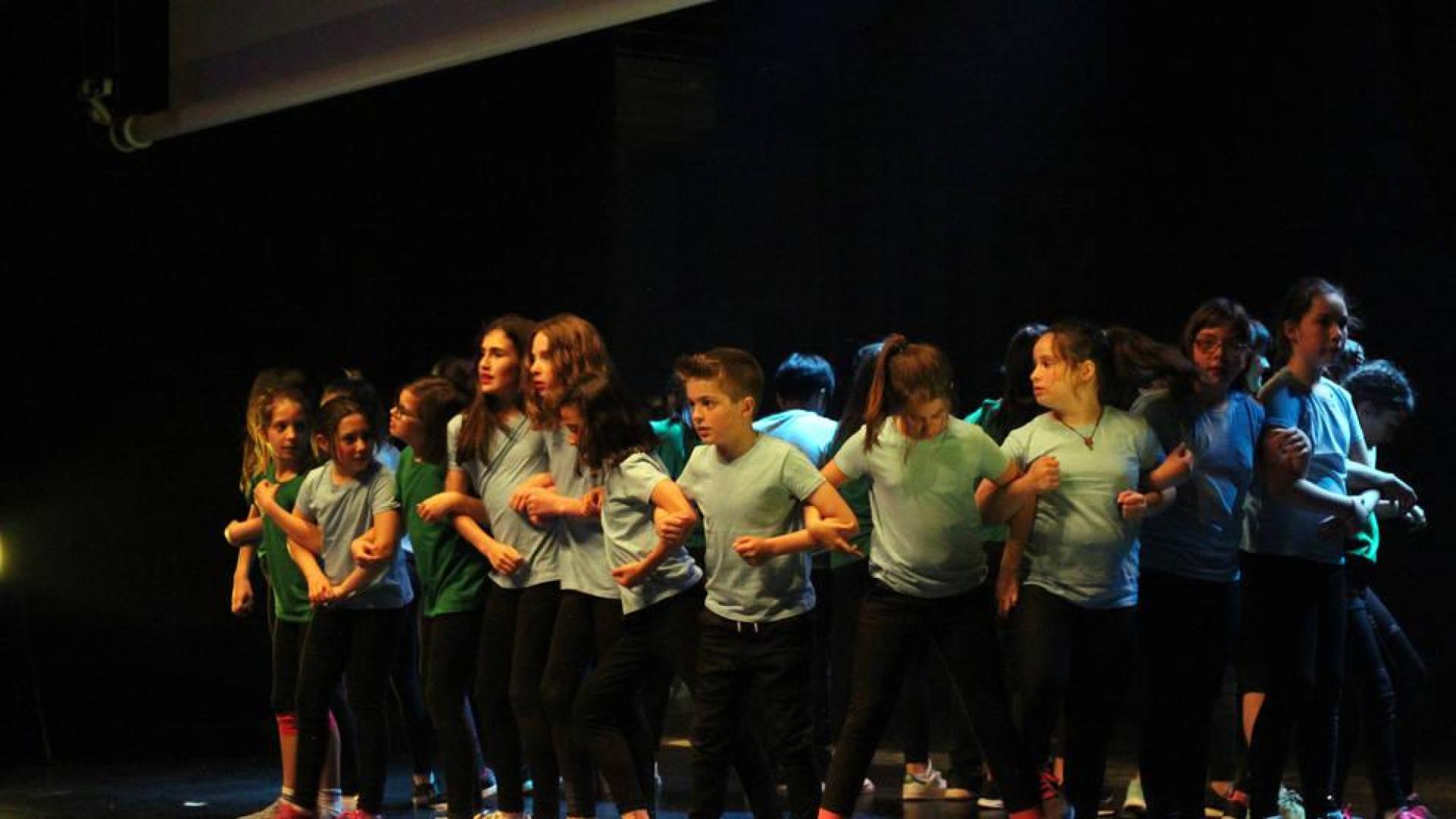 Alumnos de hip-hop durante su actuación.