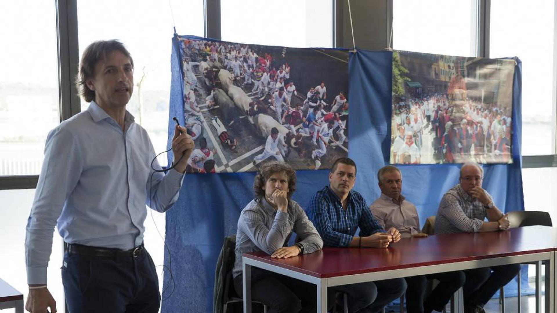 De izquierda a derecha, los expertos en el encierro Javier Belloso, Daniel Oteiza, Gorka Azpilikueta, Miguel Araiz “Rastrojo” y Gerardo Goñi participaron en la mesa redonda.