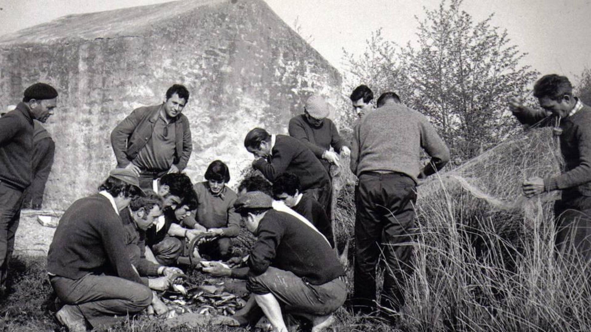 La web municipal de Murillo el Fruto recoge varias fotos antiguas de la Pesqueta. Esta fiesta campestre, desaparecida en los años 70, comenzaba con un almuerzo a base de barbos y madrillas