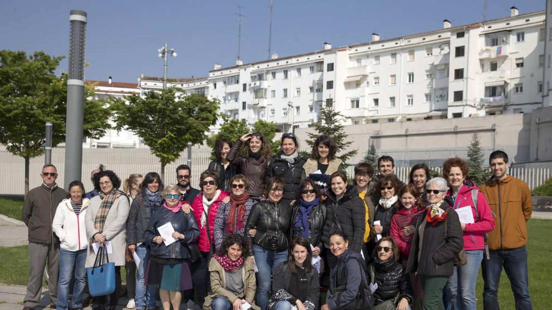 Integrantes del colectivo 'Urbanas' y participantes en la iniciativa, ayer en la plaza Alfredo Floristán.