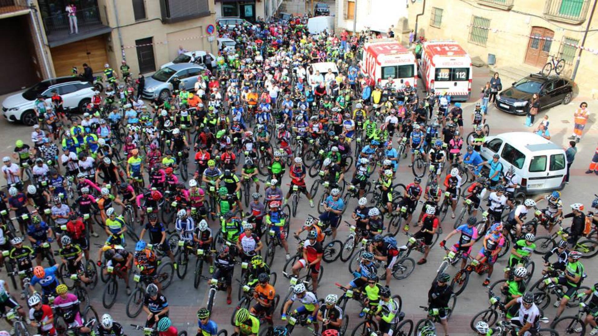 Los 400 participantes de la segunda BTT de Arróniz aplauden tras el minuto de silencio que guardaron en la plaza de los Fueros, antes de salir.