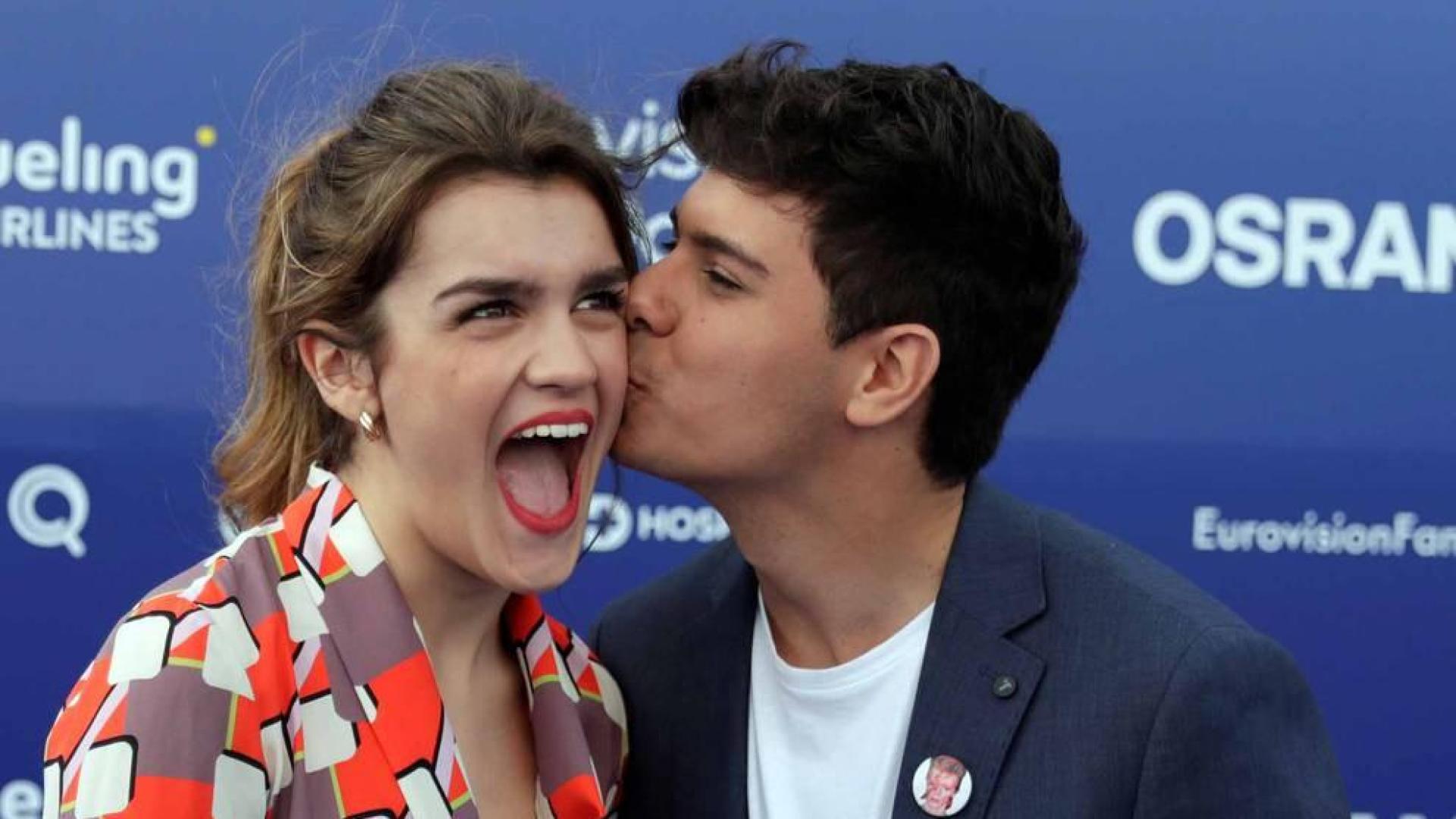 Amaia Romero y Alfred García posan junto a los representantes del resto de países en la alfombra azul que dio este domingo paso a la fiesta eurovisiva el mismo día que realizaron el segundo ensayo general