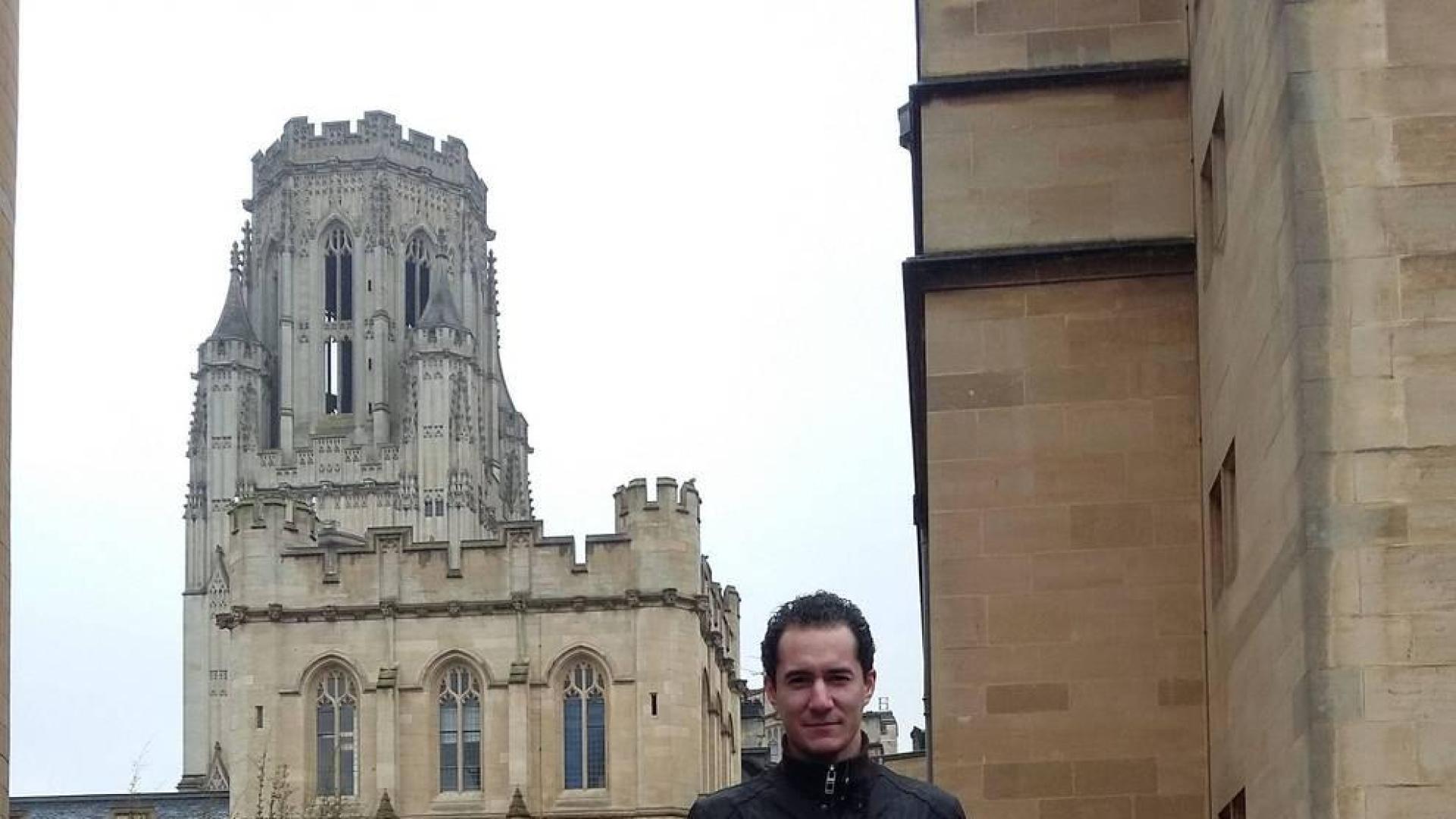 Luis Solabre Valois, junto al edificio central de la Universidad de Bristol.