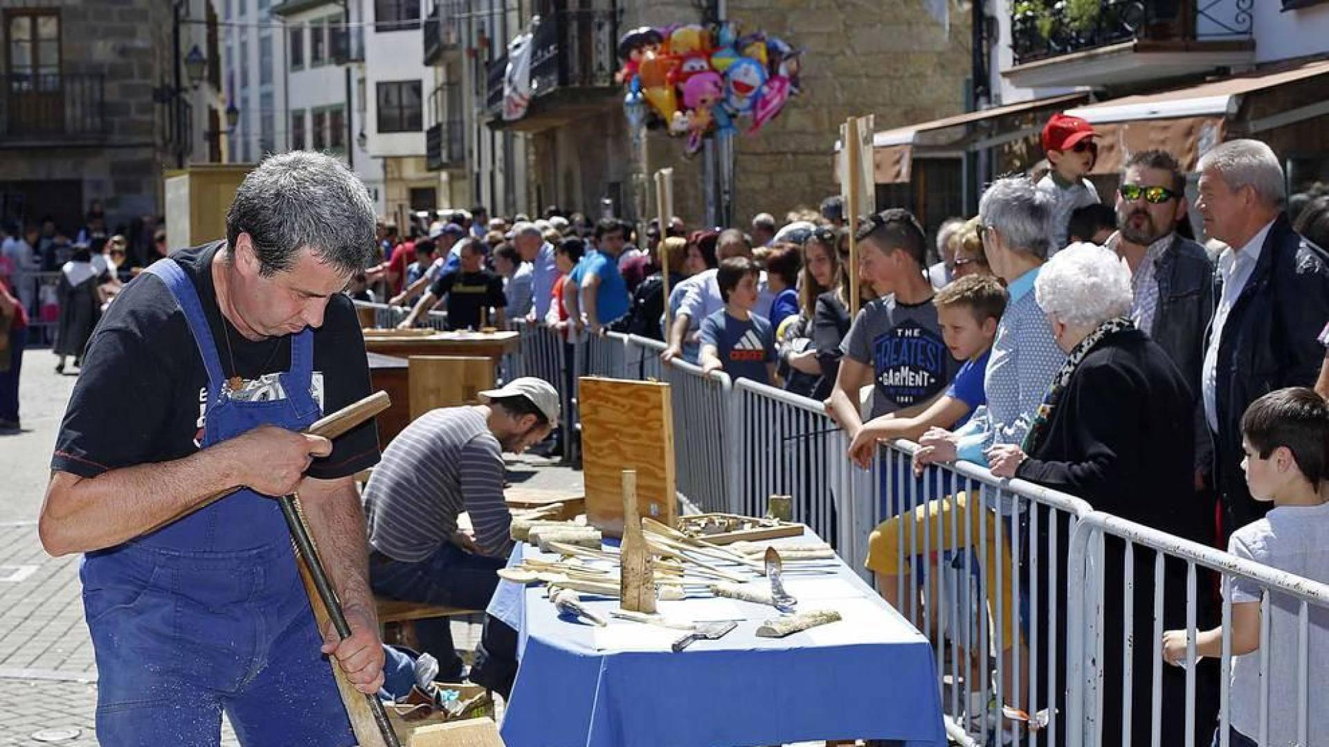 El sol participó en la 26 edición de la Feria de Artesanía de Alsasua con motivo de sus fiestas del Casco Antiguo