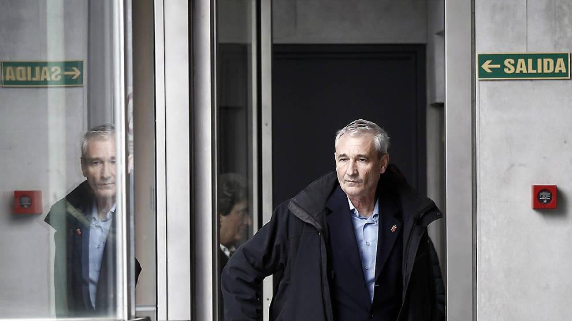El consejero de Hacienda y Política Financiera, Mikel Aranburu, en los pasillos del Parlamento de Navarra.