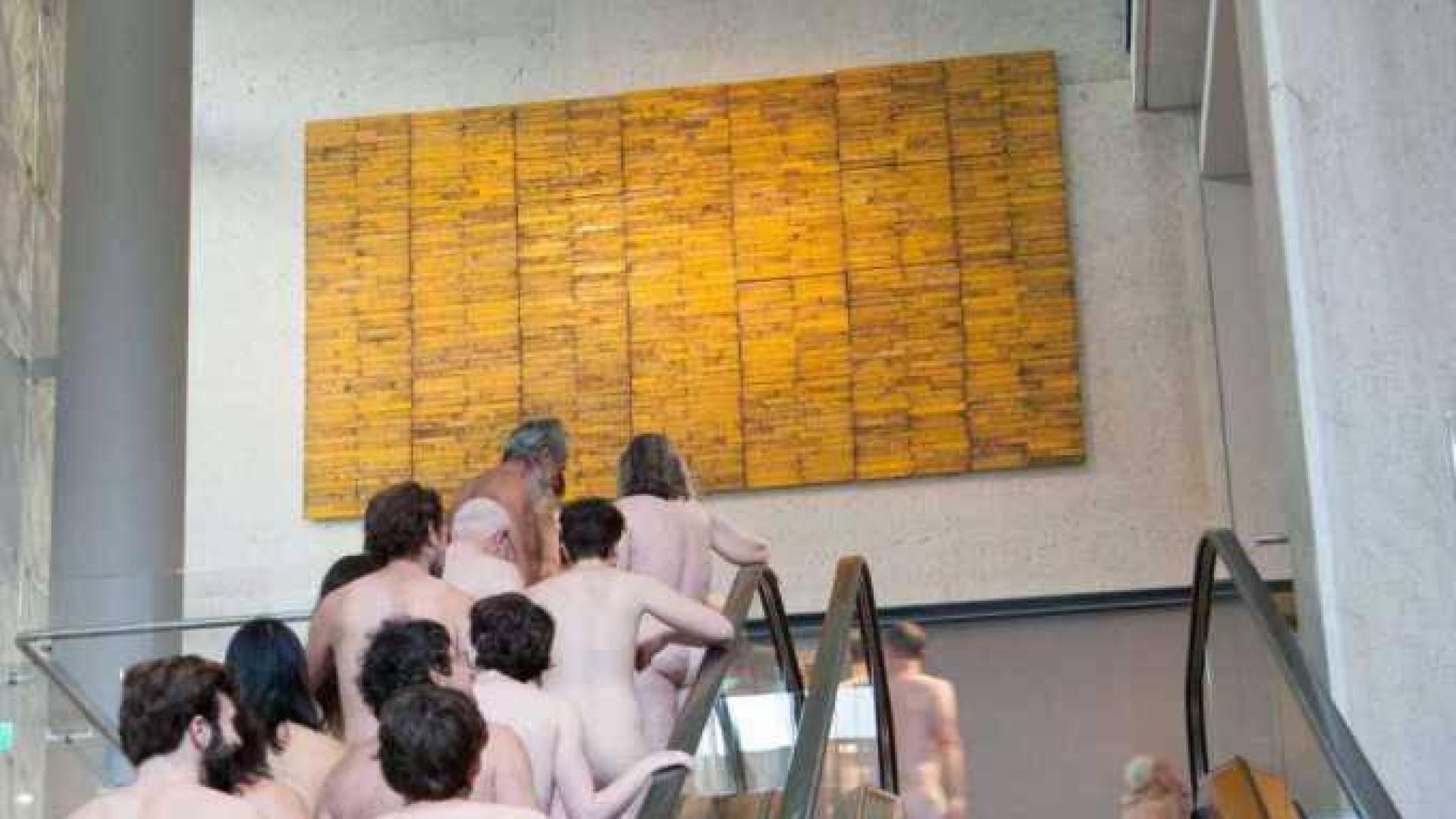 Nudistas en el museo y de picoteo en la Torre Eiffel
