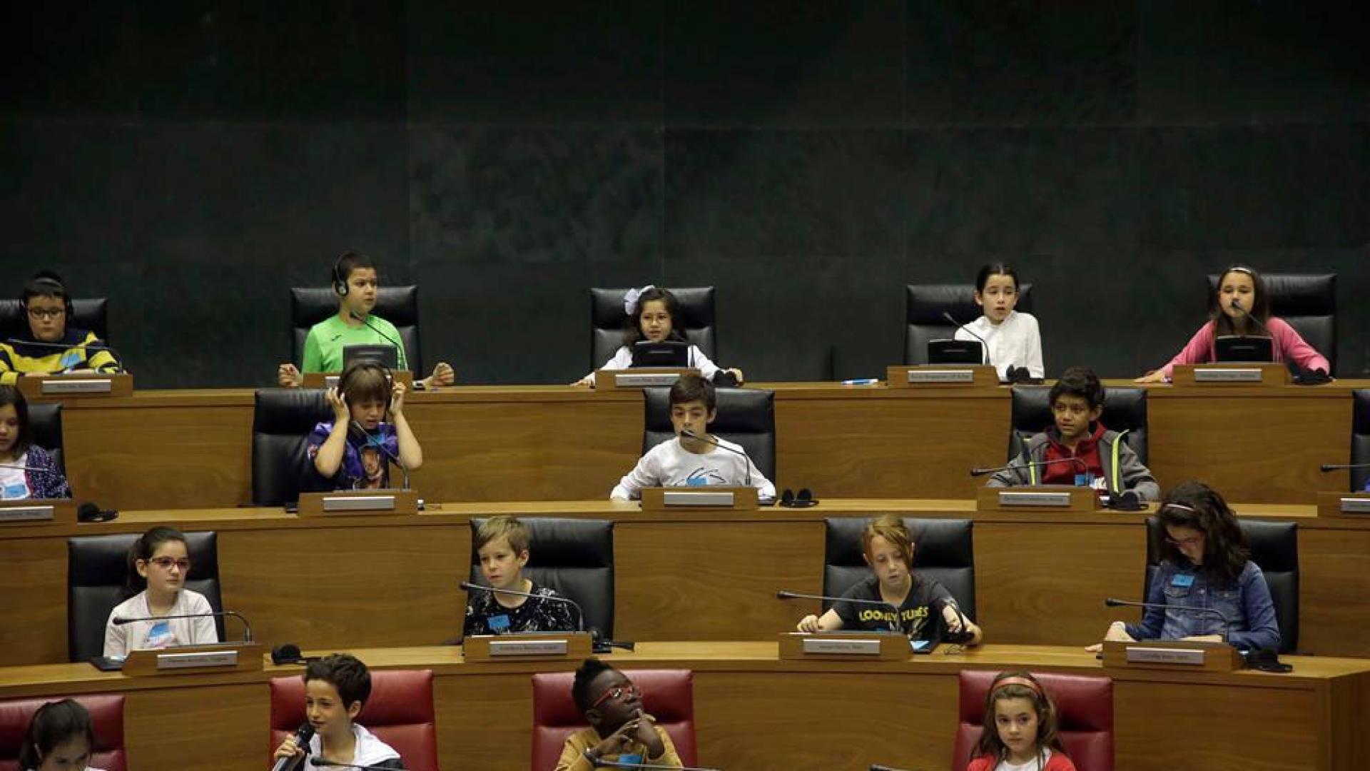 70 escolares navarros, en un plena contra la violencia y el aislamiento infantil