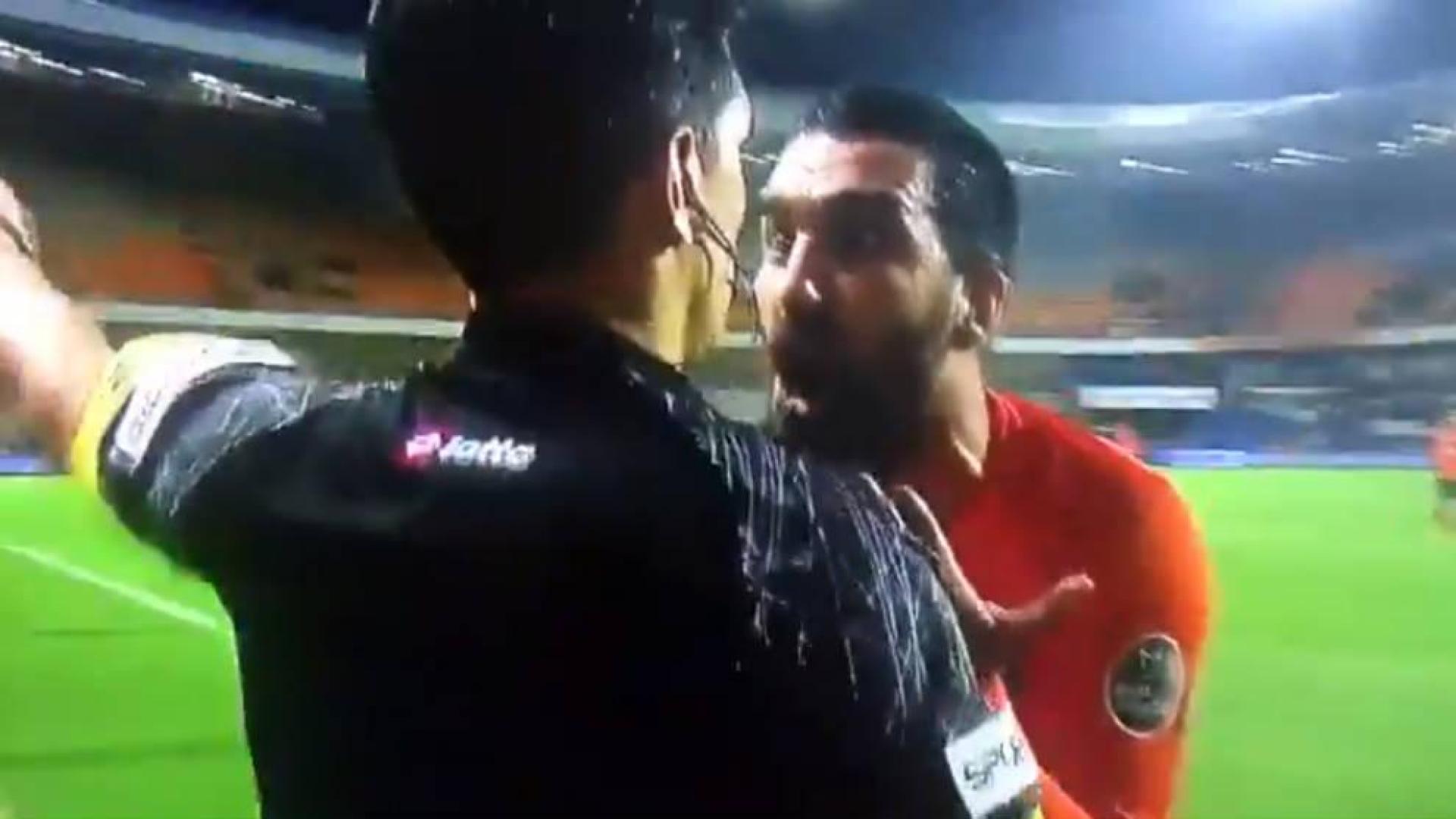 Arda Turan, sancionado con 16 partidos por agredir y amenazar a un linier