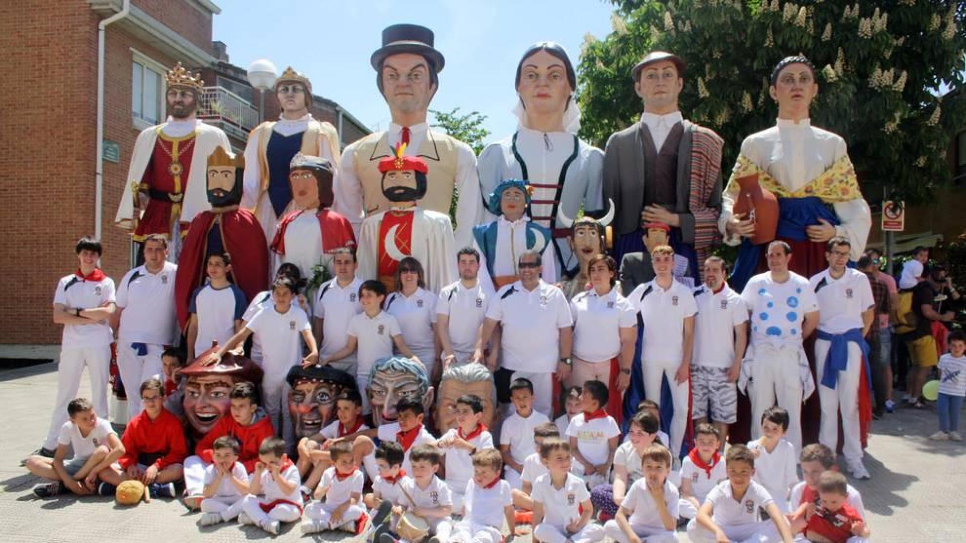 La Comparsa de Gigantes de Noáin, acompañada por los Gaiteros de Pamplona, abrió con sus bailes y canciones el programa de fiestas de Primavera de Noáin la mañana del domingo 6 de mayo. El buen tiempo acompañó a los vecinos que también pudieron disfrutar a mediodía, en la plaza de los Fueros, de una actividad de juegos tradicionales organizada por el Colectivo Cambalache.