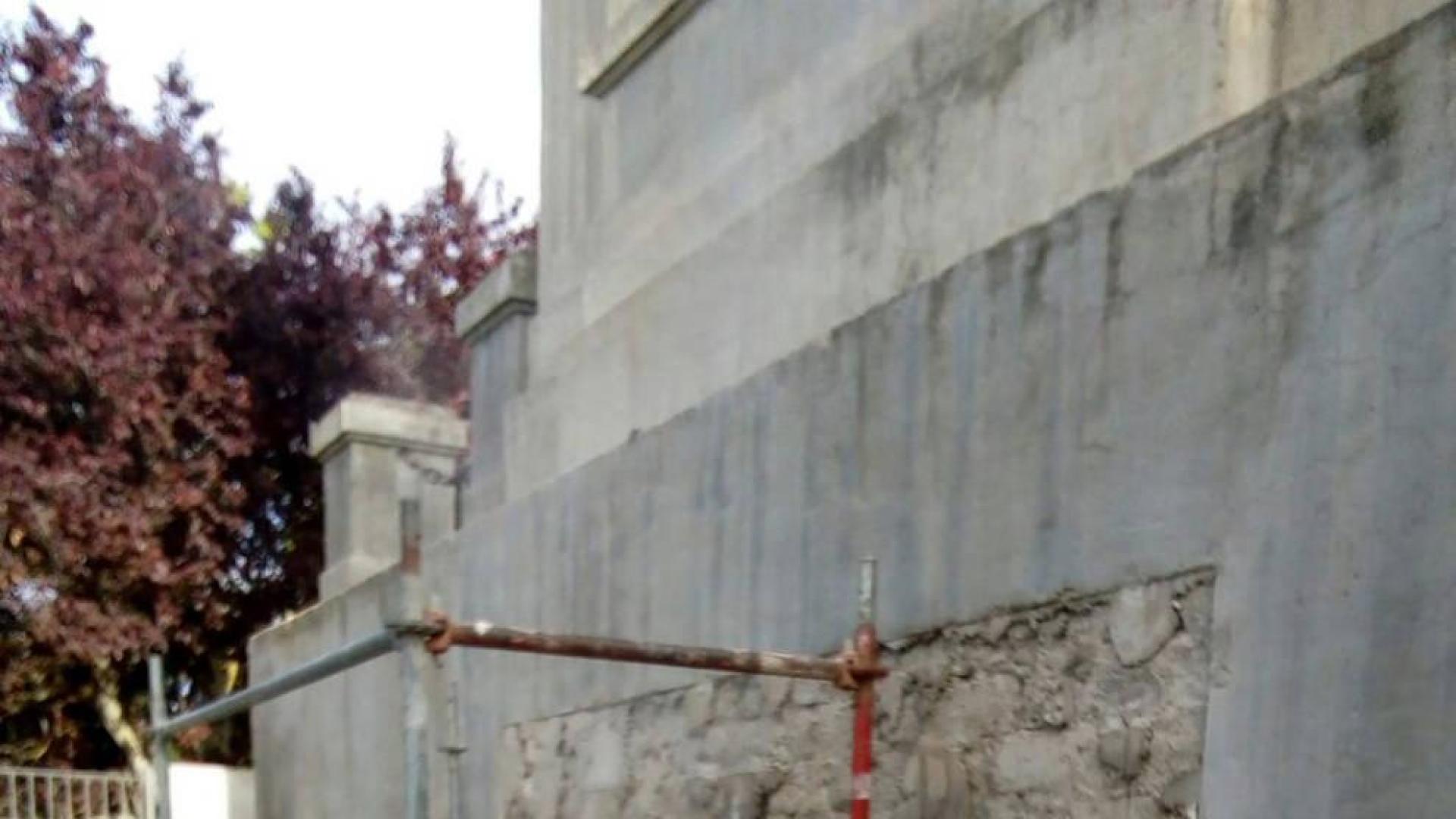 Corella retira un placa de recuerdo a fallecidos del bando franquista