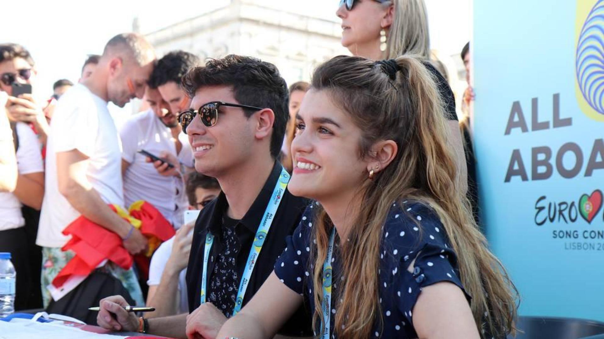 Amaia y Alfred, en un encuentro con la prensa y sus seguidores en Lisboa a un día para Eurovisión.