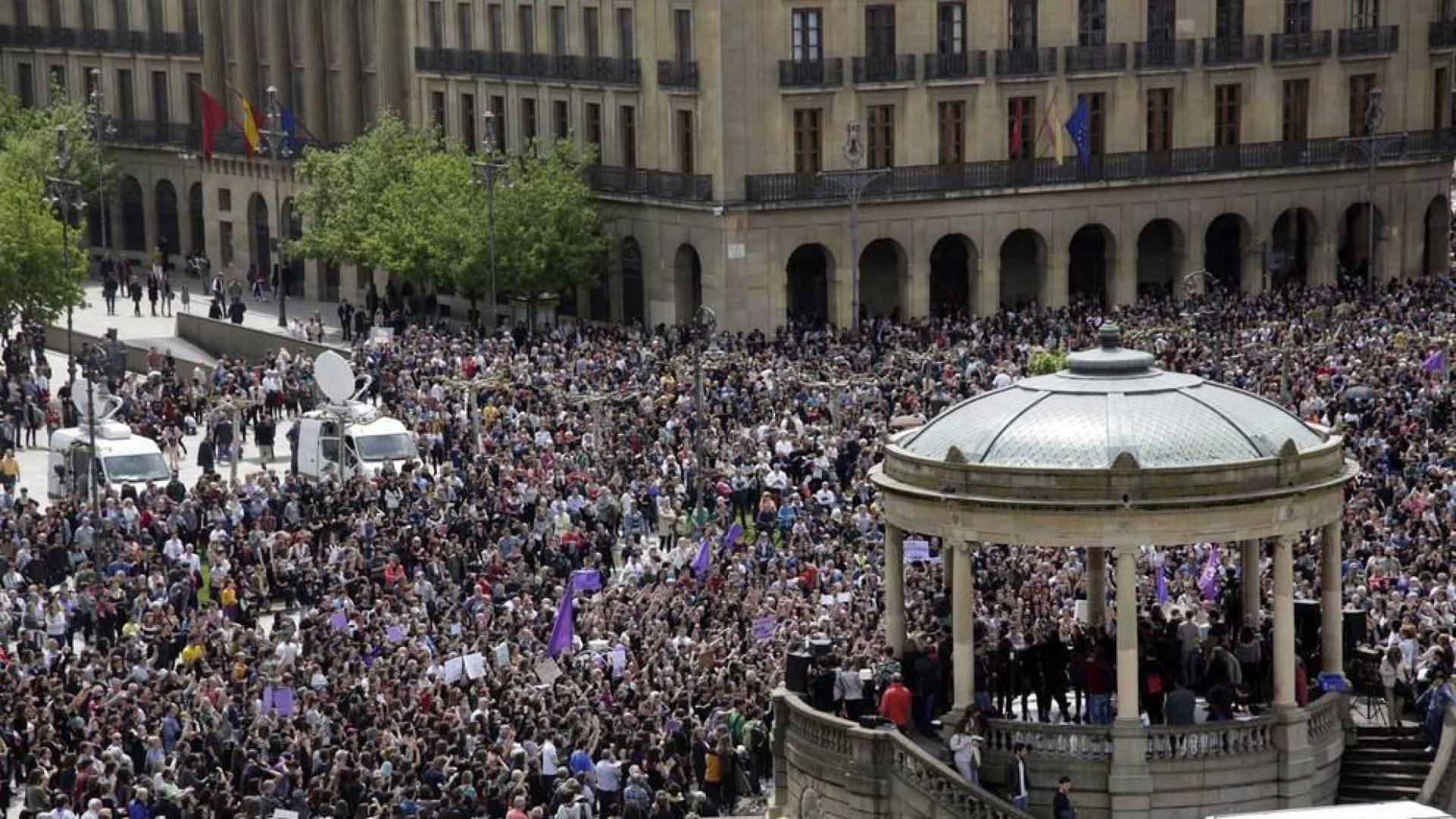 La manifestación ha comenzado a las 12.30 horas en el Palacio de Justicia y la marcha se dirige a la Plaza del Castillo