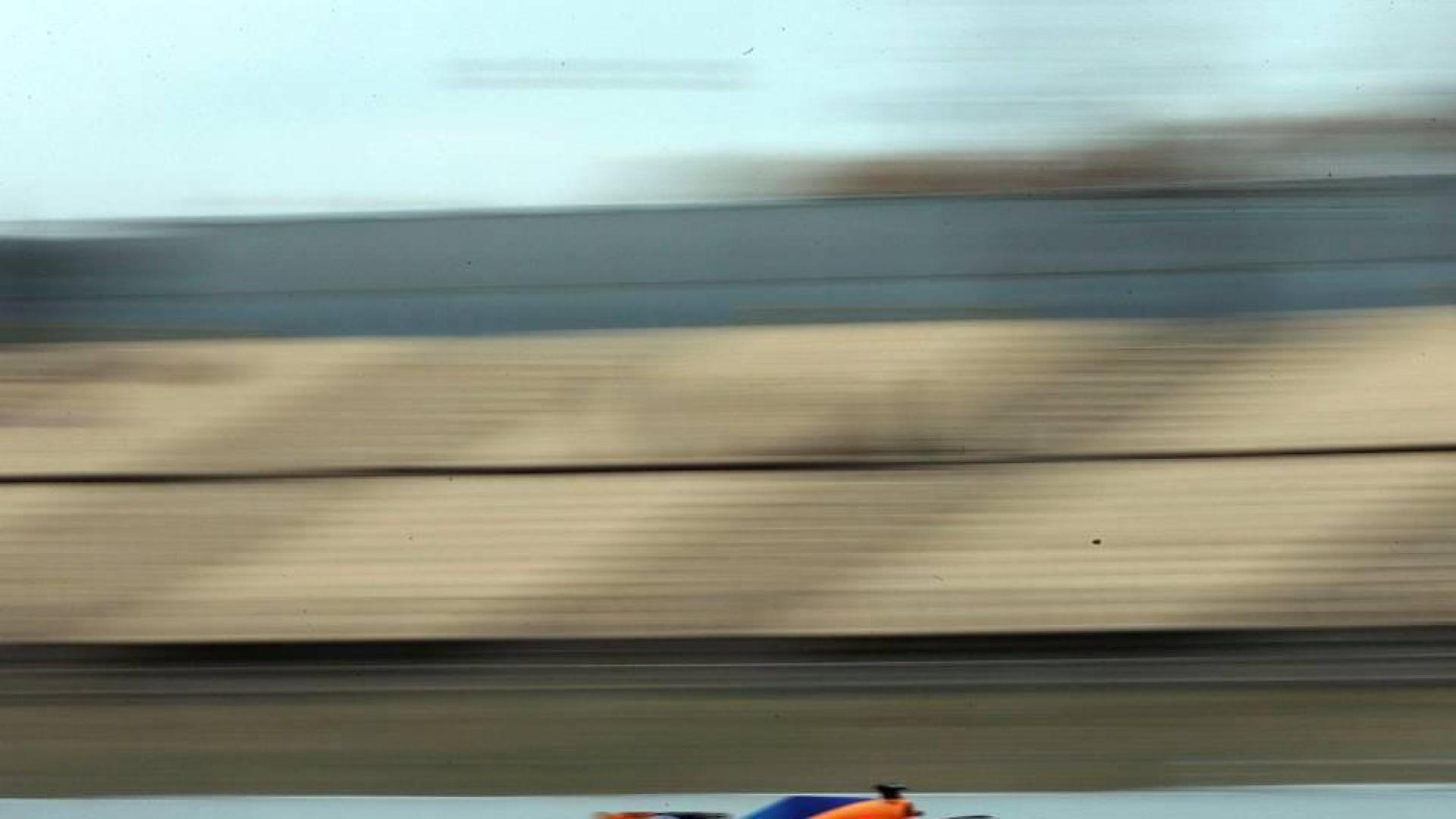 Mercedes y McLaren pelean por el mejor tiempo